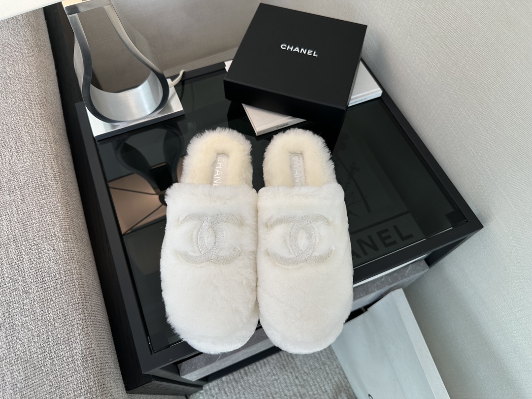 Bagsaaa Ch**el White Shearling Slippers