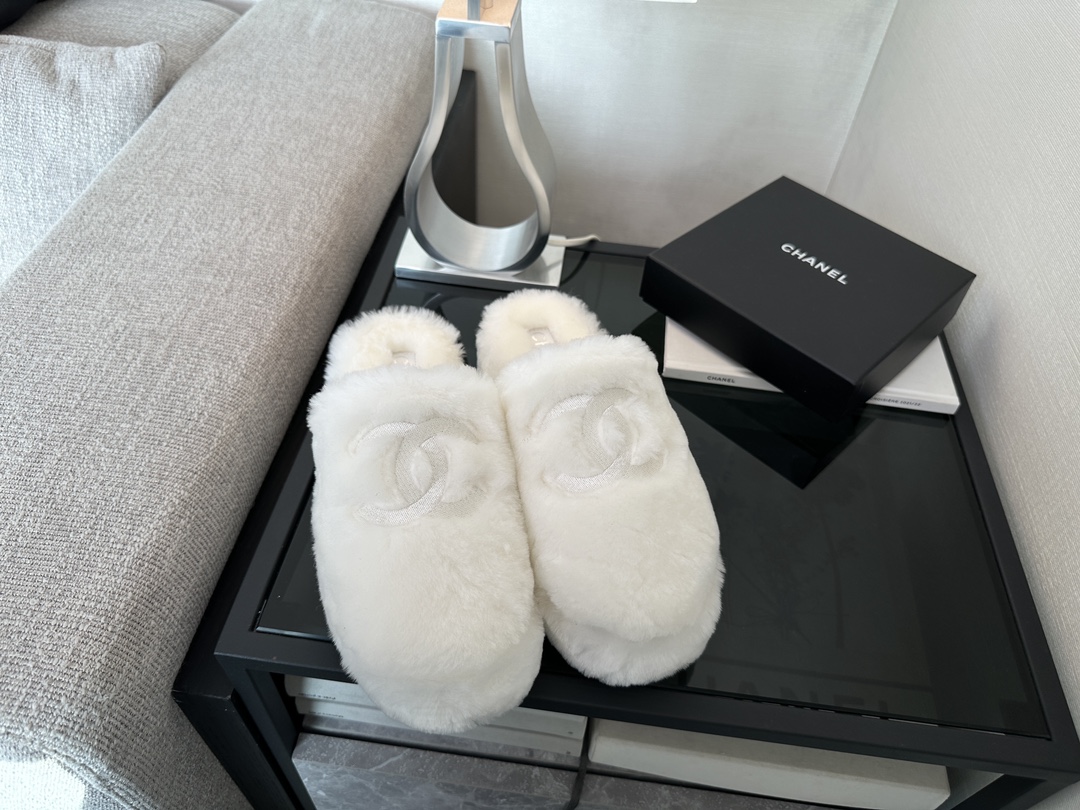 Bagsaaa Ch**el White Shearling Slippers