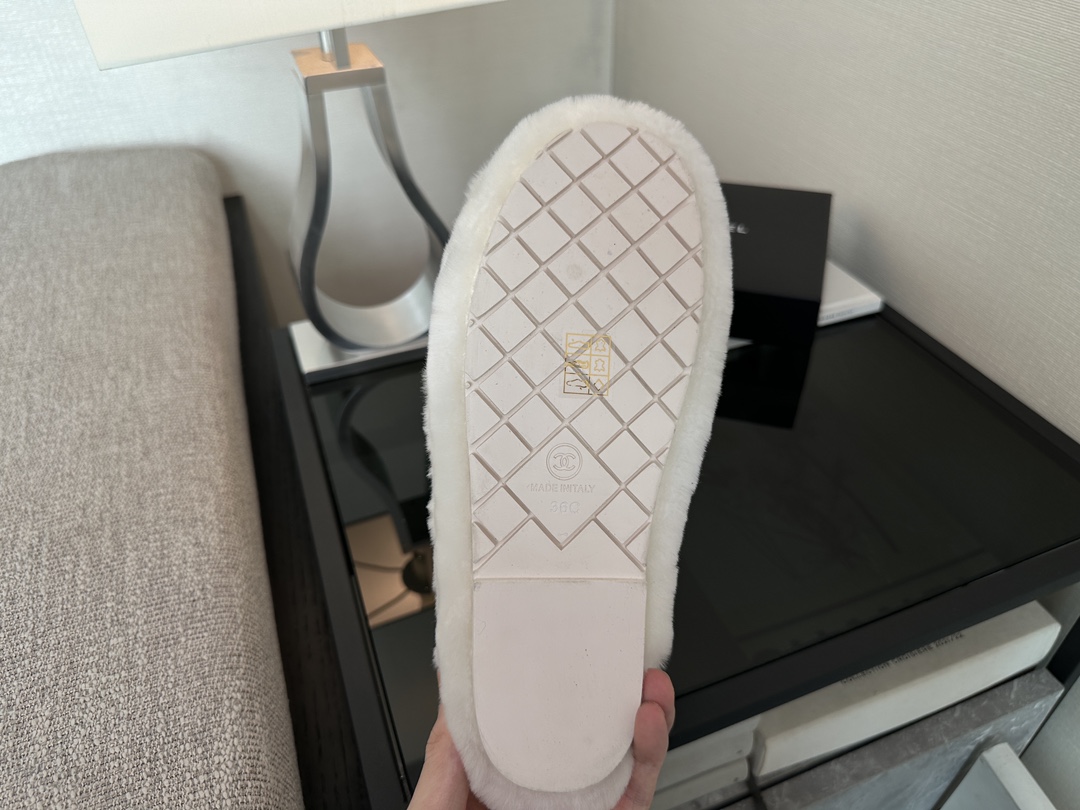 Bagsaaa Ch**el White Shearling Slippers