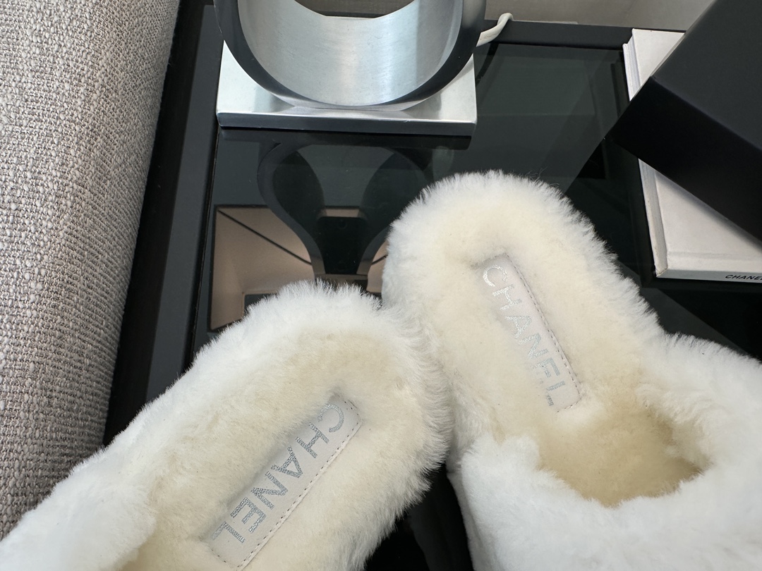 Bagsaaa Ch**el White Shearling Slippers