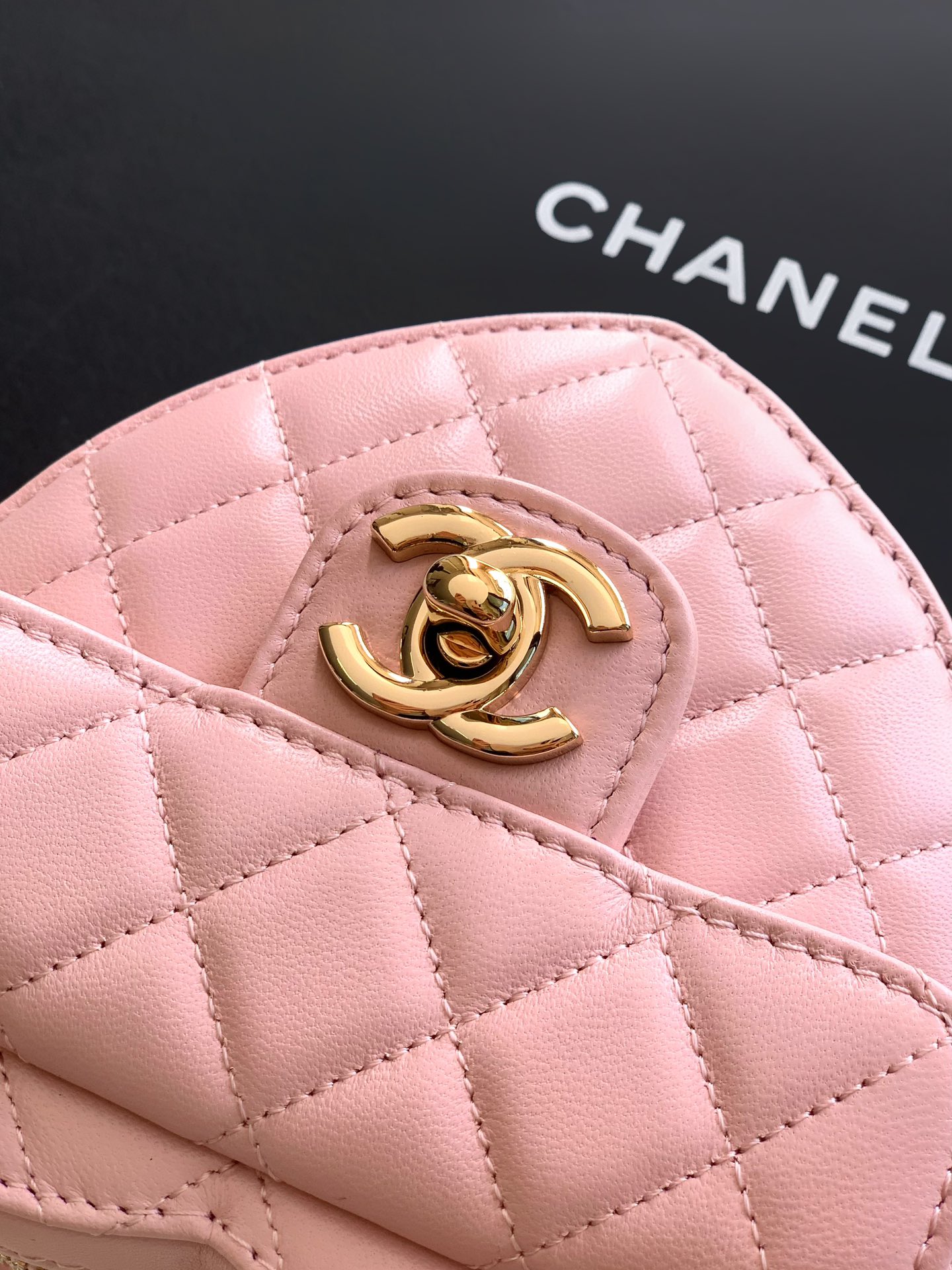 Bagsaaa Ch**el Heart Clutch with Chain AP2784 Pink - 13cm