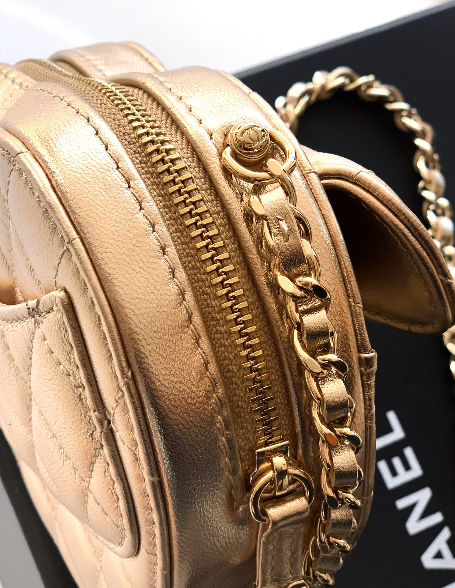 Bagsaaa Ch**el Heart Clutch with Chain AP2784 Gold - 13cm