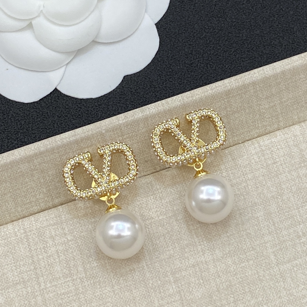 Bagsaaa Va1e*ntin0 Gold Earrings
