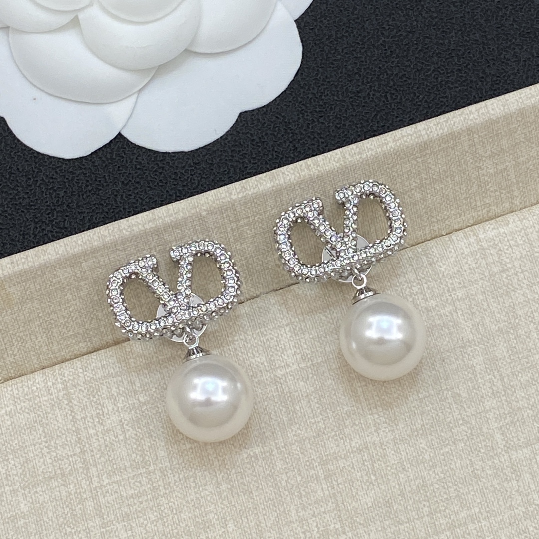 Bagsaaa Va1e*ntin0 Silver Earrings