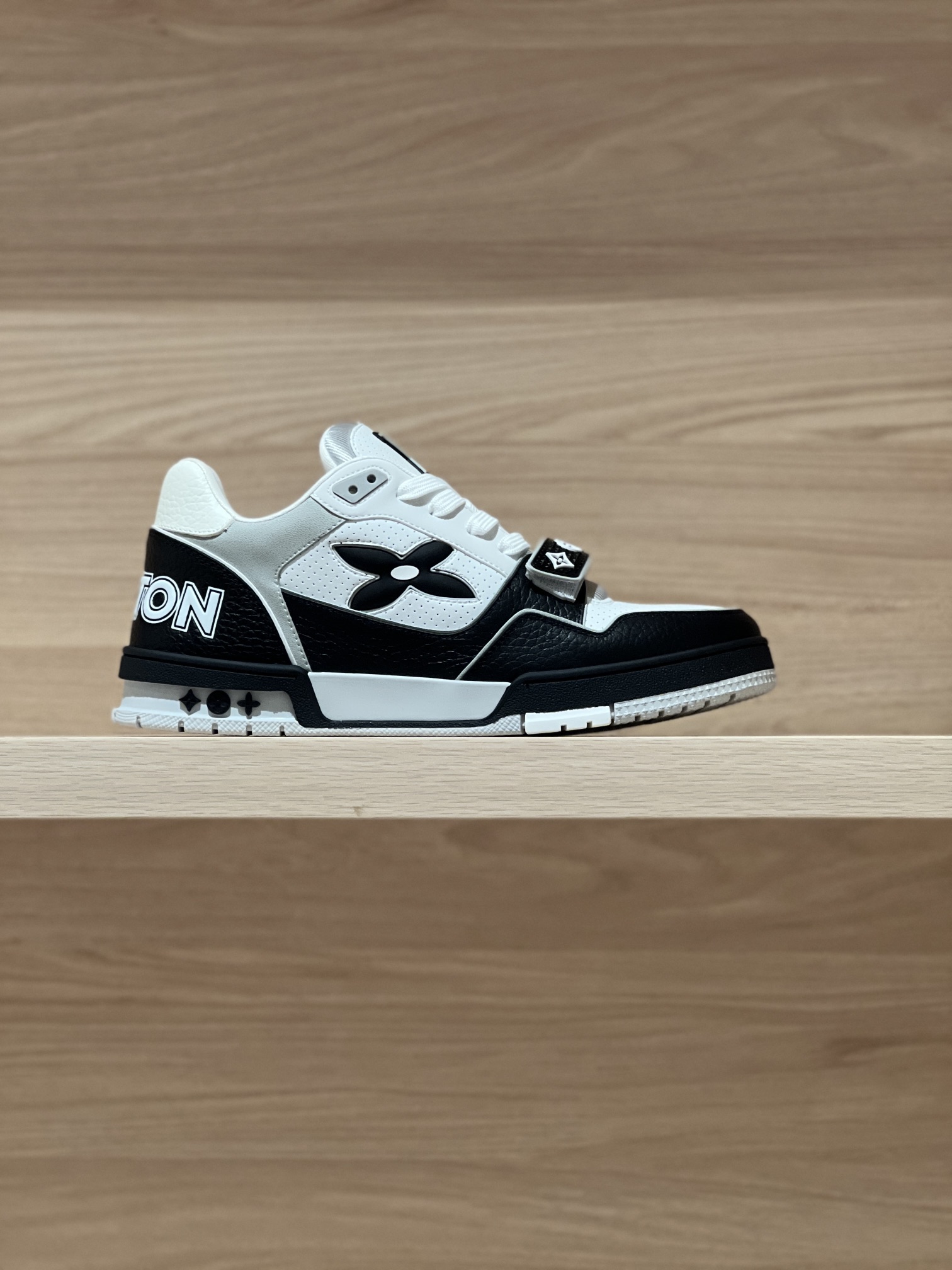 Bagsaaa LV Trainer Sneaker Black & White