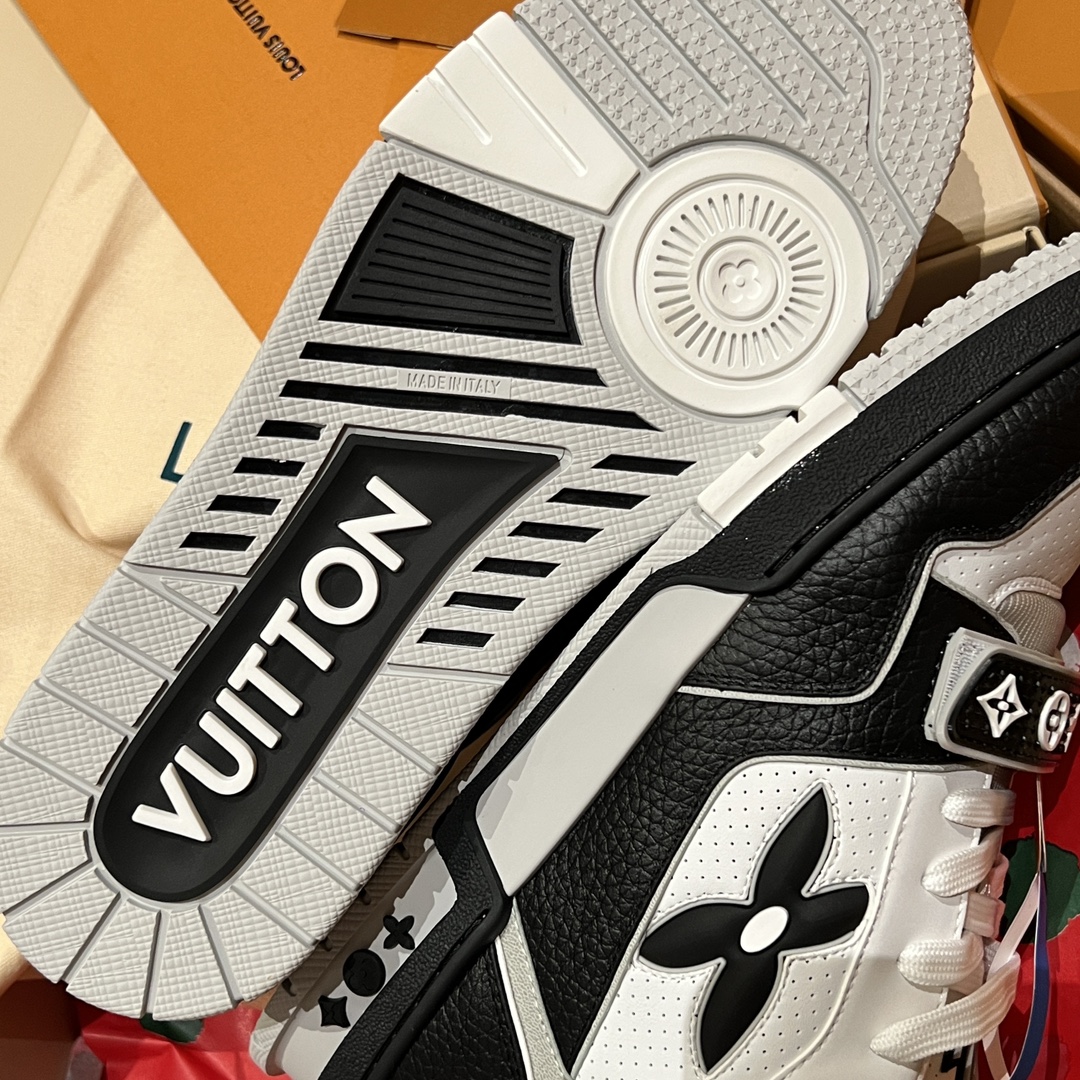 Bagsaaa LV Trainer Sneaker Black & White