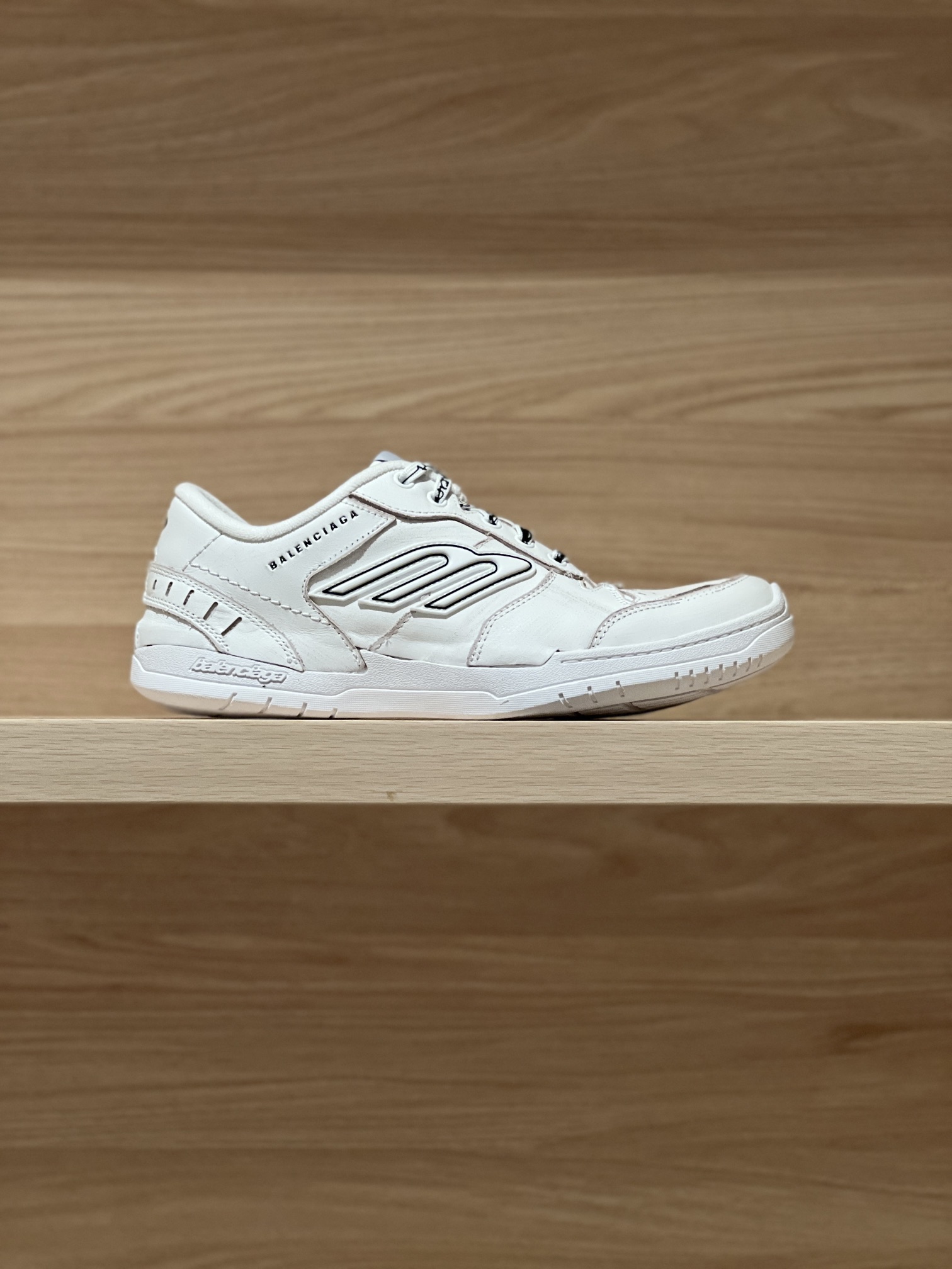 Bagsaaa Ba1en*iaga Hamptons Medium Worn-Out Sneaker in white cowskin and polyester white