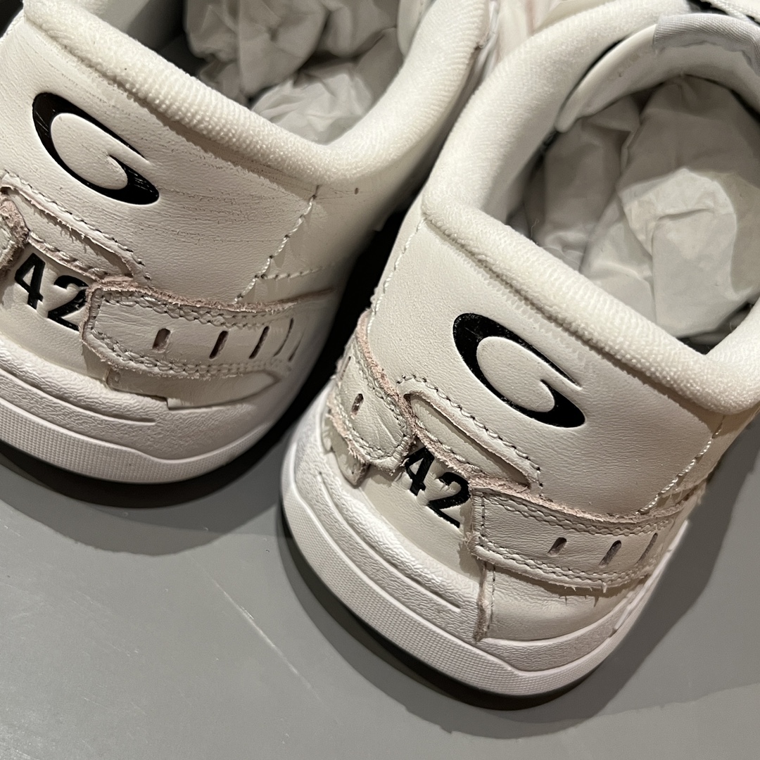 Bagsaaa Ba1en*iaga Hamptons Medium Worn-Out Sneaker in white cowskin and polyester white