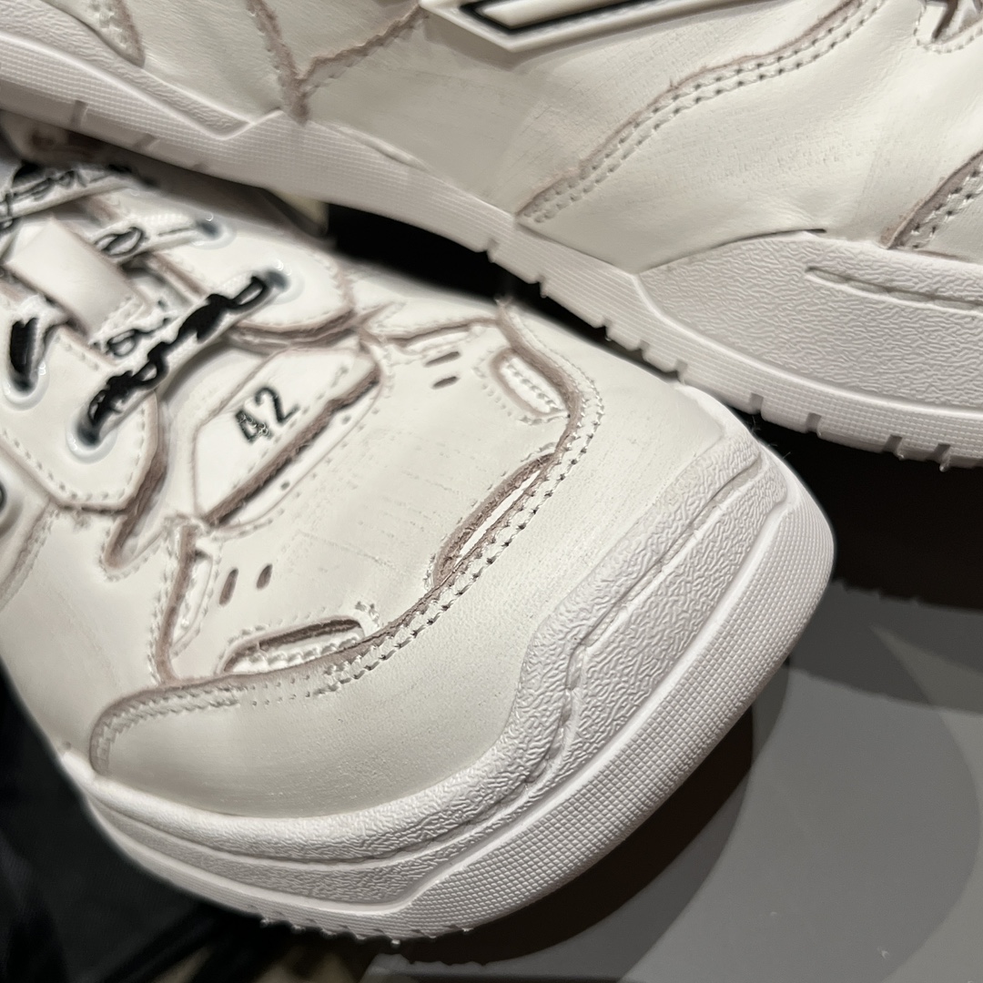 Bagsaaa Ba1en*iaga Hamptons Medium Worn-Out Sneaker in white cowskin and polyester white