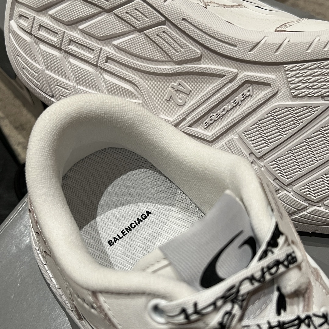 Bagsaaa Ba1en*iaga Hamptons Medium Worn-Out Sneaker in white cowskin and polyester white