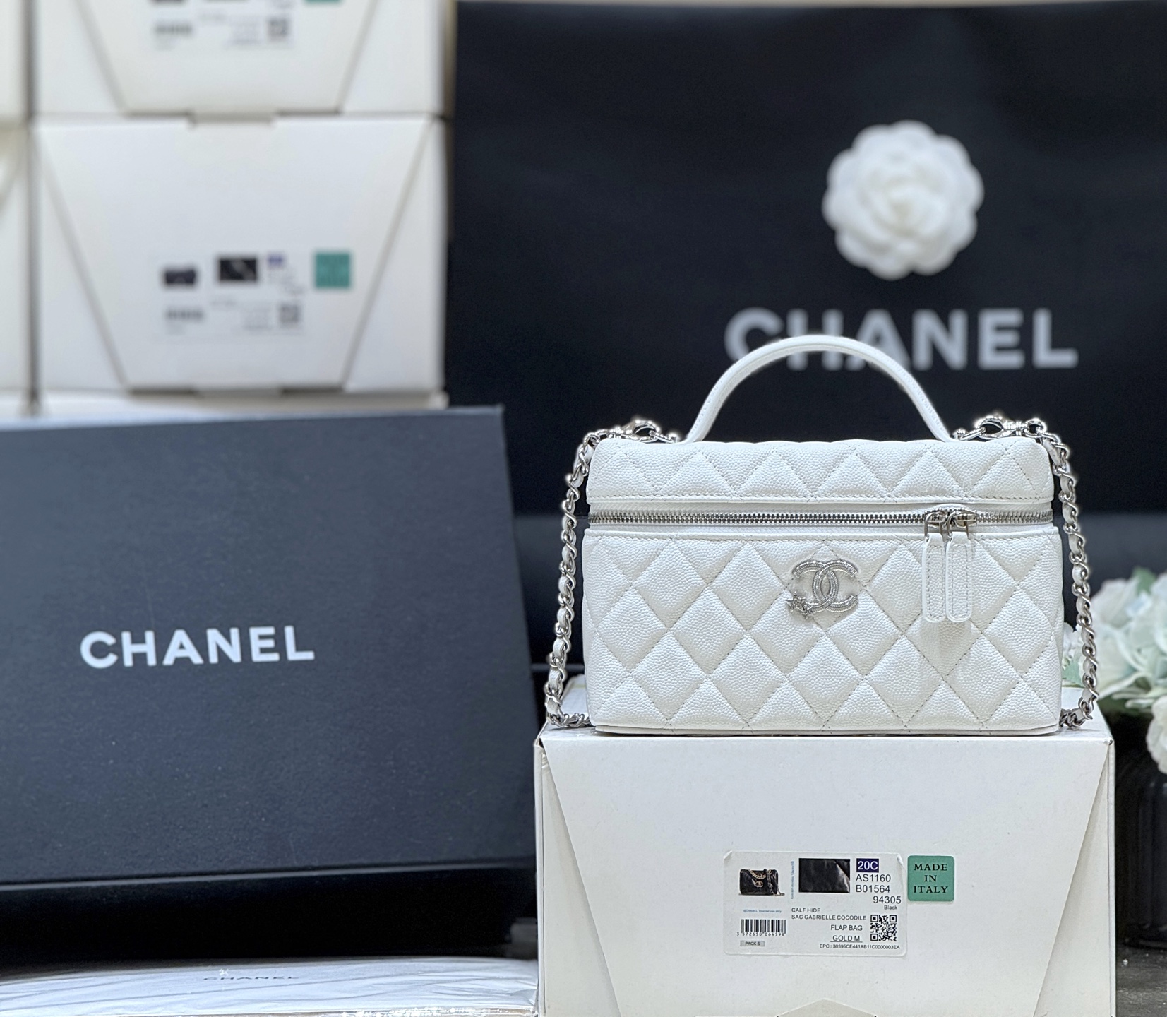 Bagsaaa Ch**el Vanity with Chain AP4854 White Caviar - 19.5cm