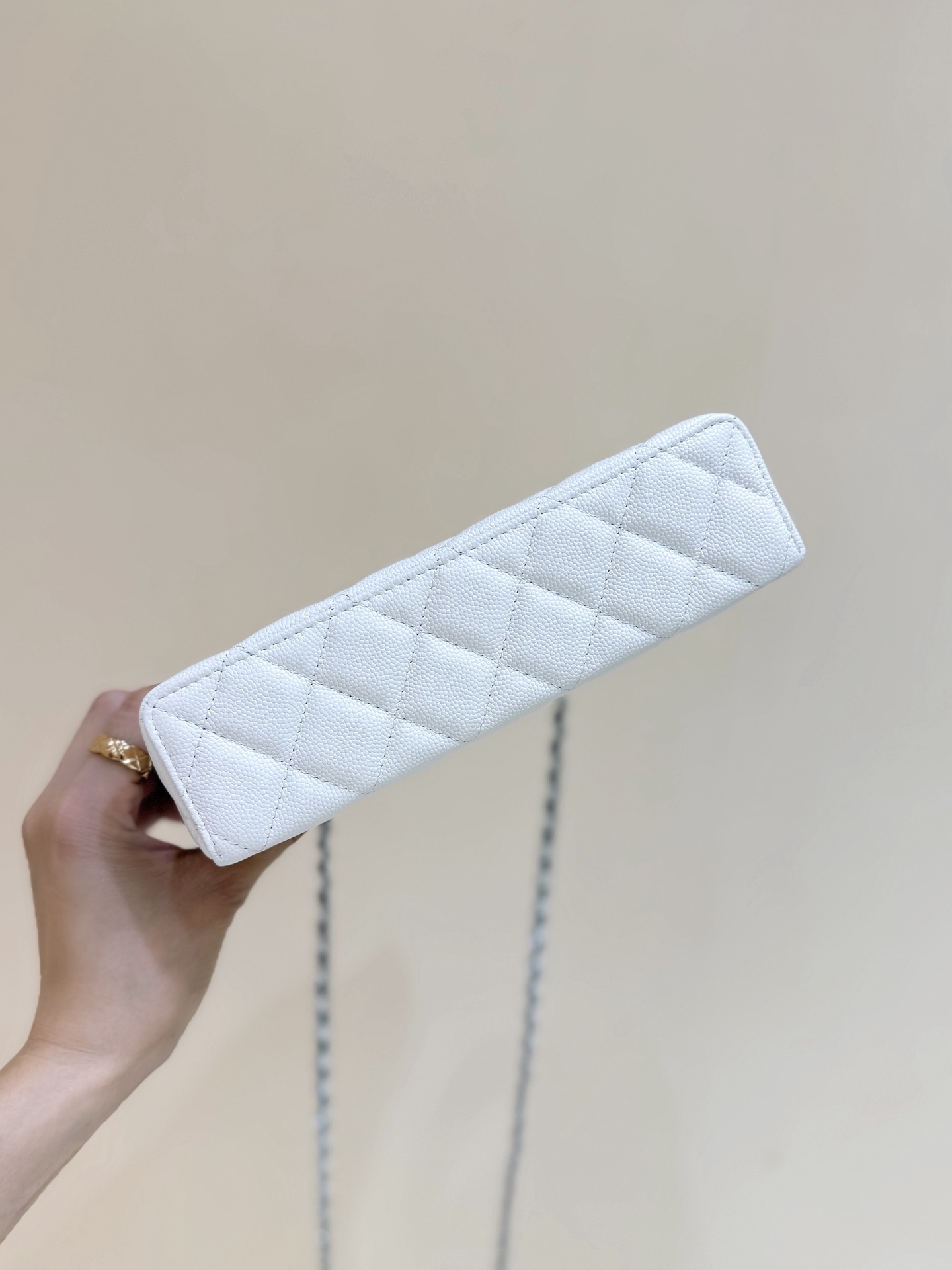 Bagsaaa Ch**el Vanity with Chain AP4854 White Caviar - 19.5cm