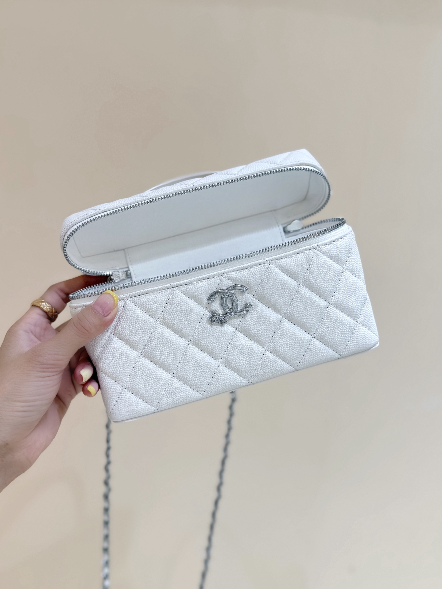 Bagsaaa Ch**el Vanity with Chain AP4854 White Caviar - 19.5cm