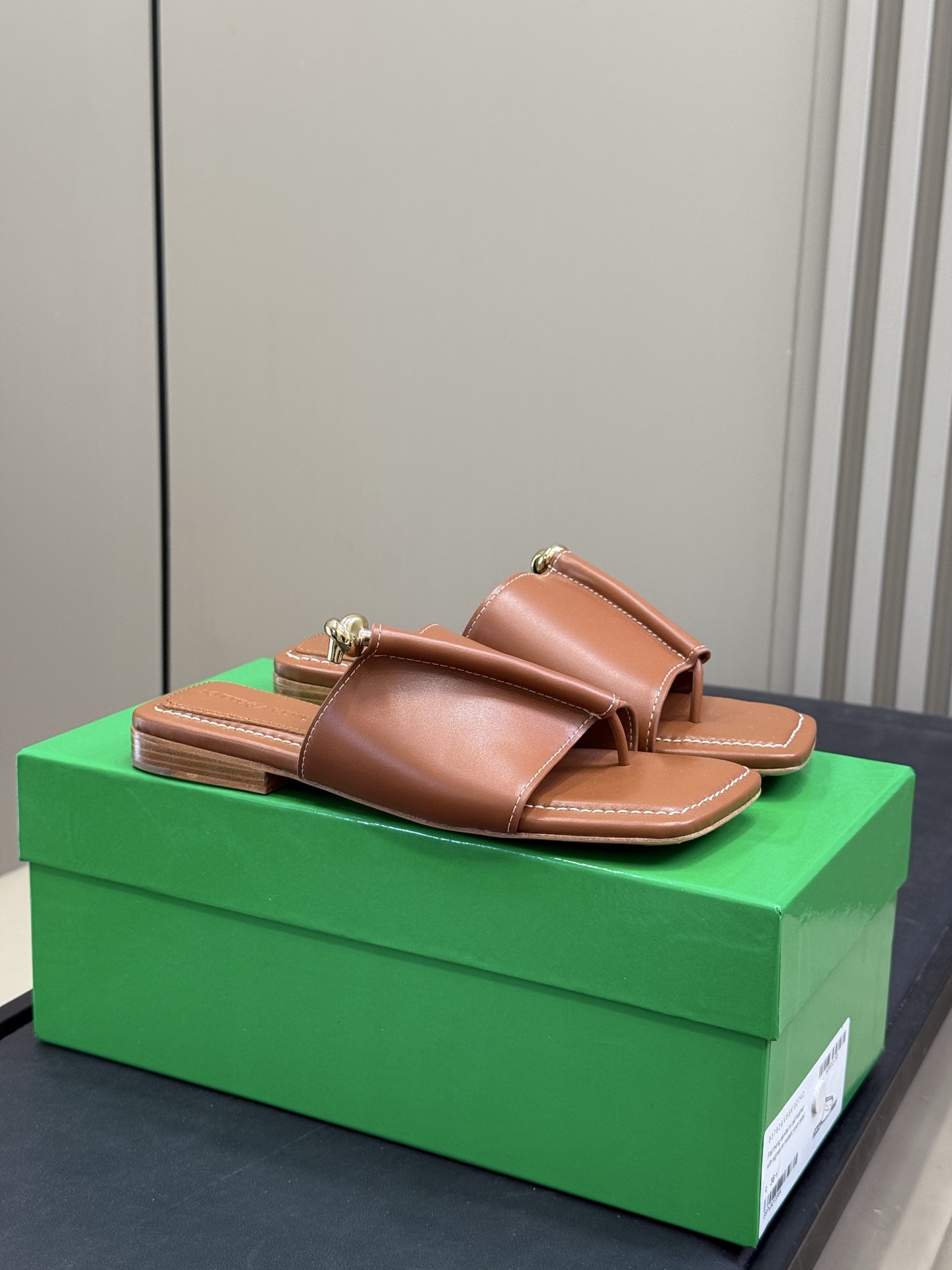 Bagsaaa B0tt*ga Ven*ta Solstice Flat Thong brown