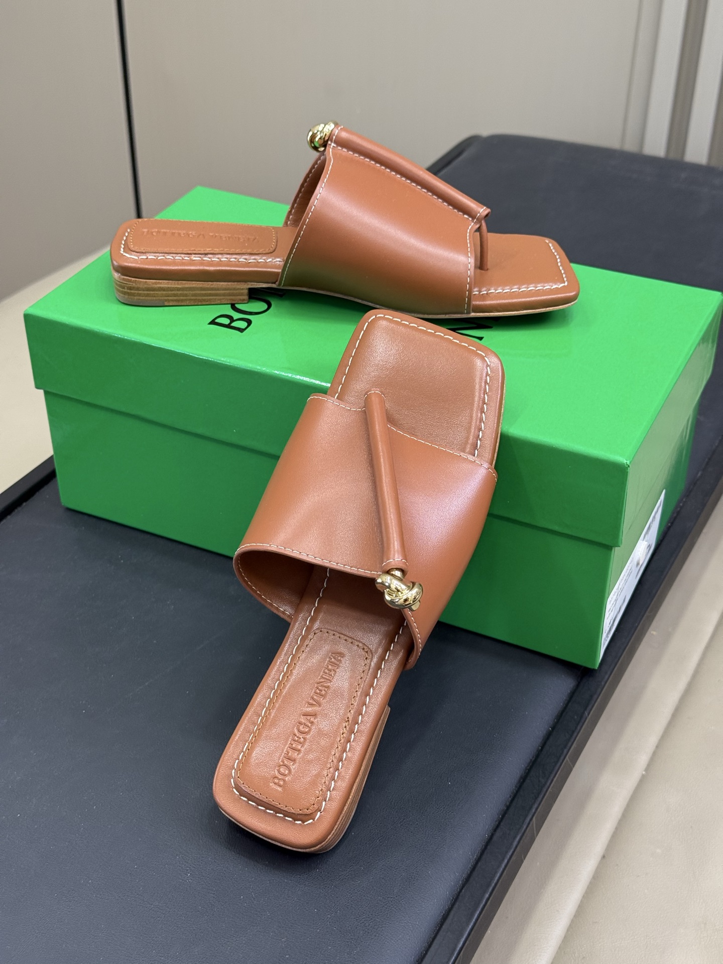 Bagsaaa B0tt*ga Ven*ta Solstice Flat Thong brown