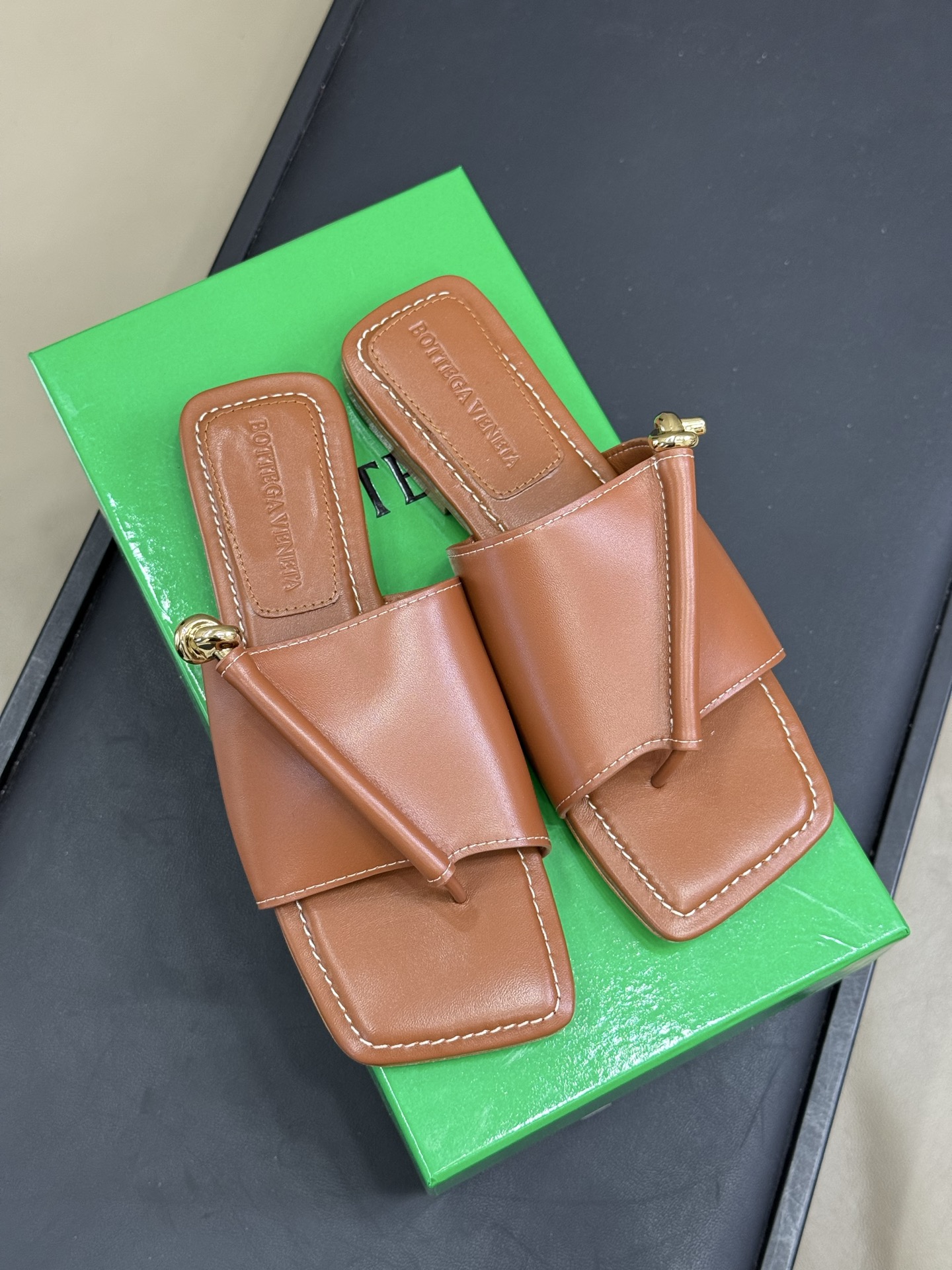 Bagsaaa B0tt*ga Ven*ta Solstice Flat Thong brown