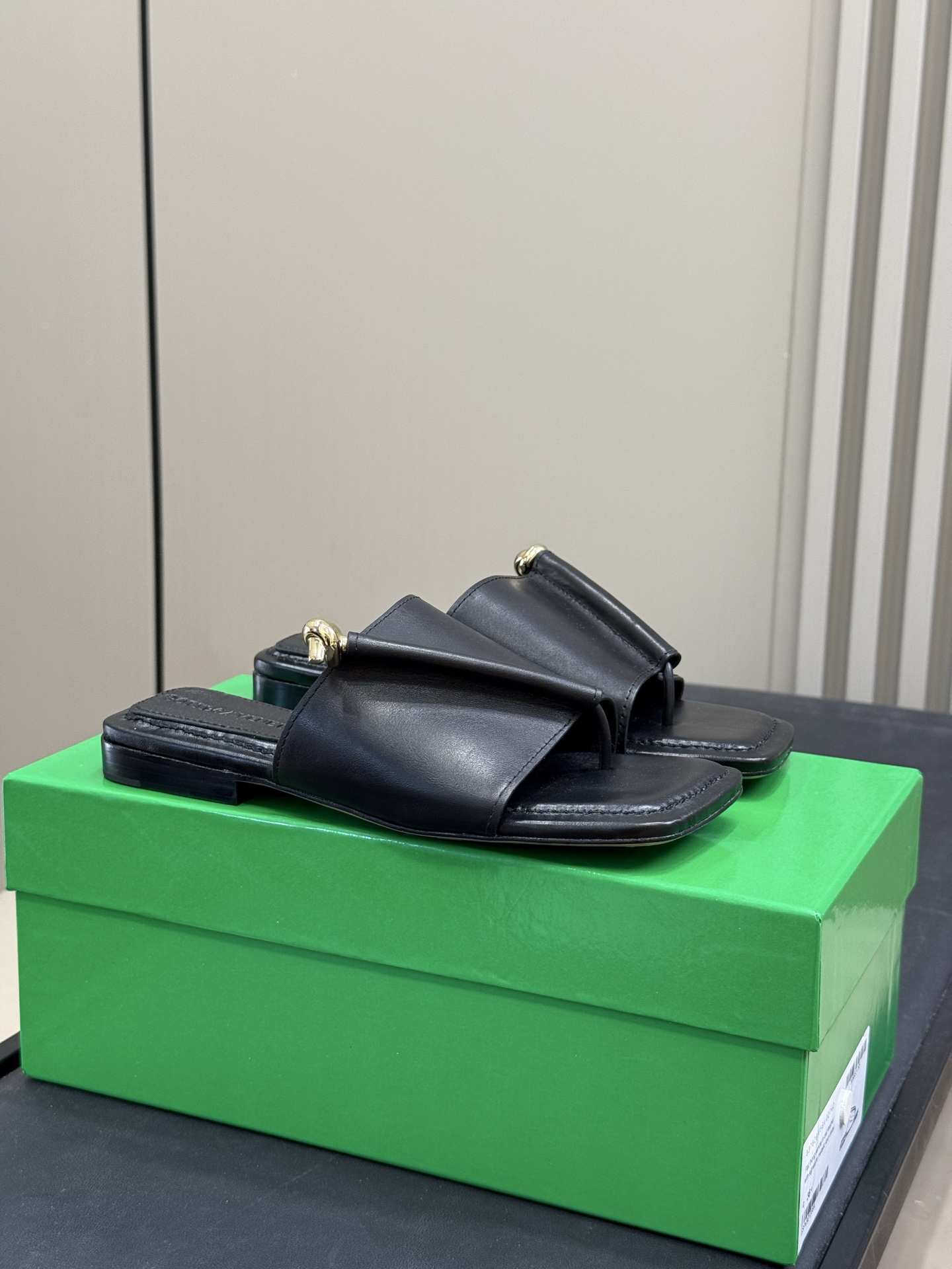 Bagsaaa B0tt*ga Ven*ta Solstice Flat Thong black