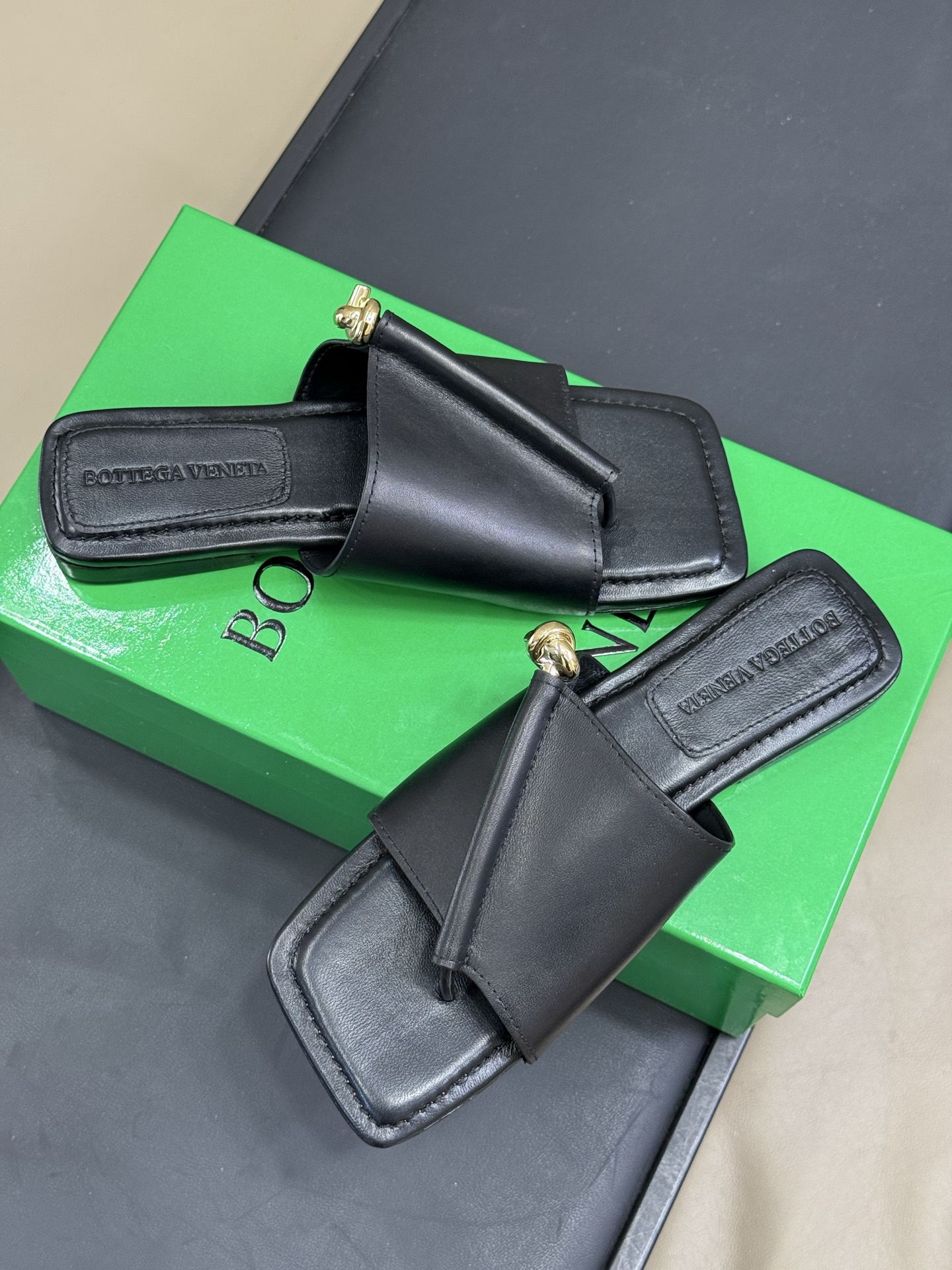 Bagsaaa B0tt*ga Ven*ta Solstice Flat Thong black