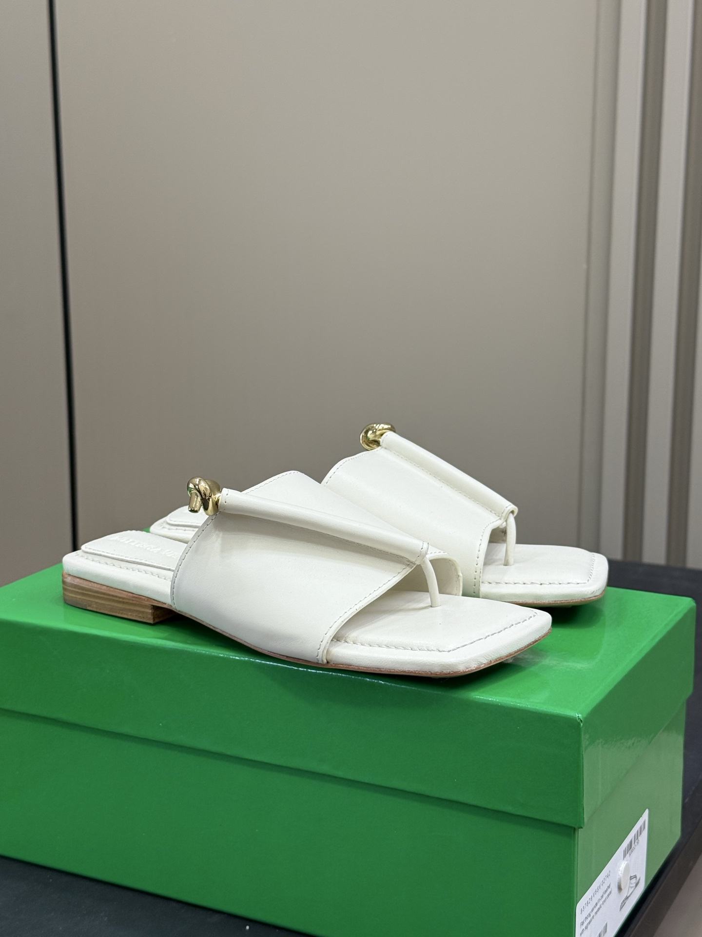 Bagsaaa B0tt*ga Ven*ta Solstice Flat Thong white