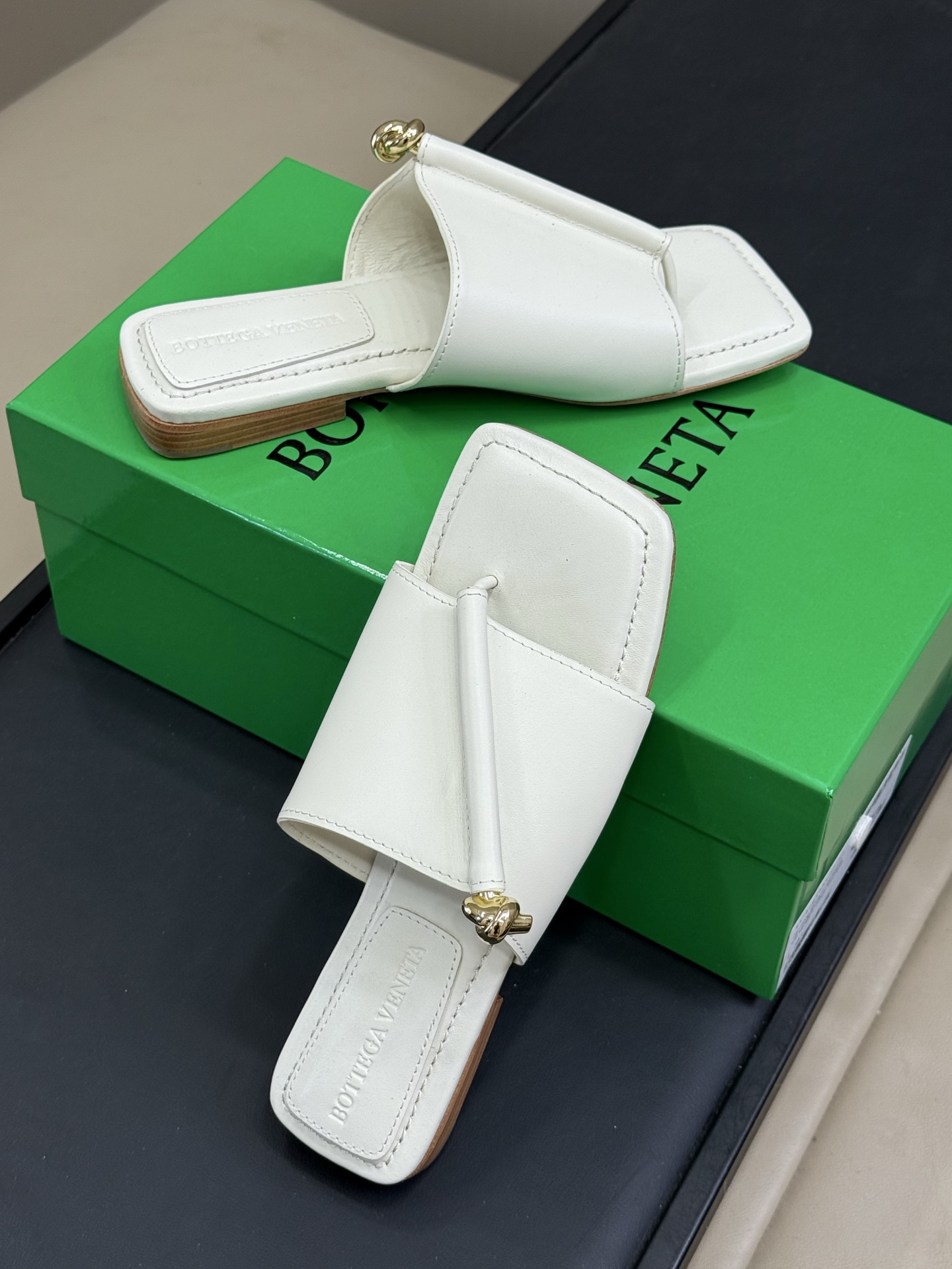 Bagsaaa B0tt*ga Ven*ta Solstice Flat Thong white