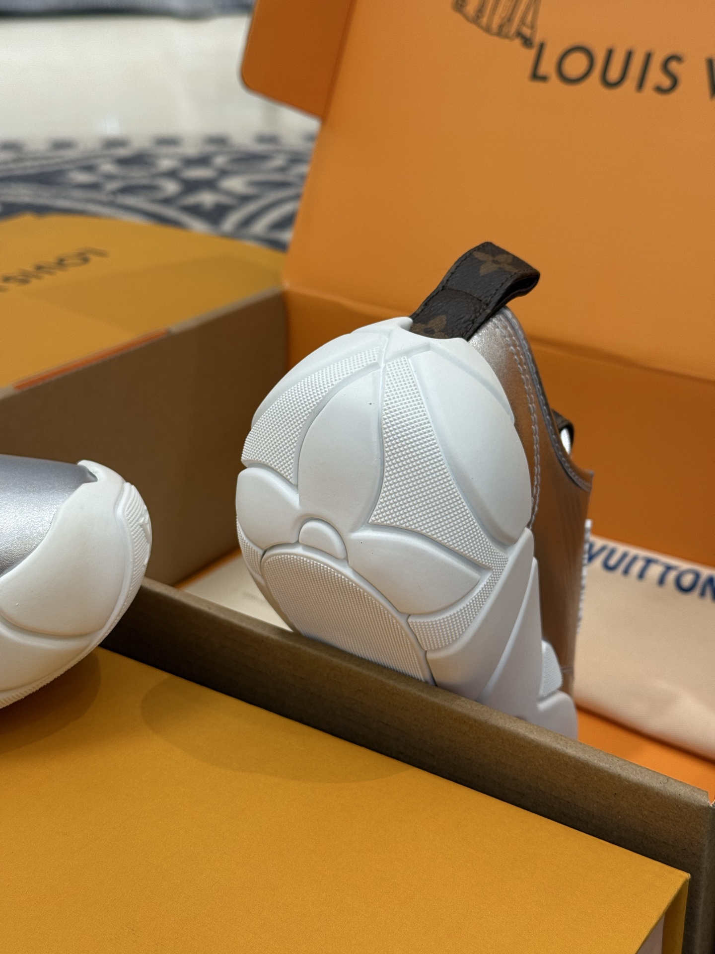 Bagsaaa LV Bubble Sneaker silver