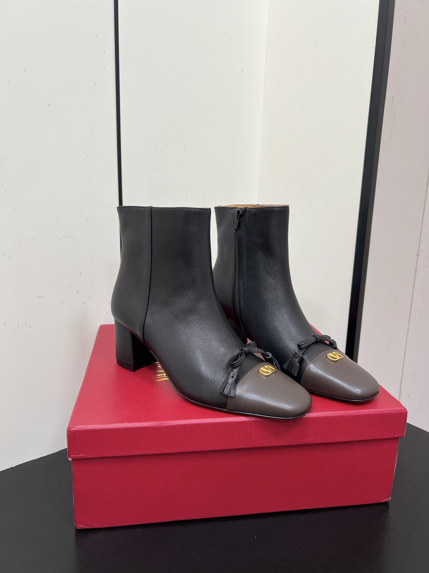 Bagsaaa Va1e*ntin0 Valet Du Roi Kidskin Leather Ankle Boot black & brown 6cm