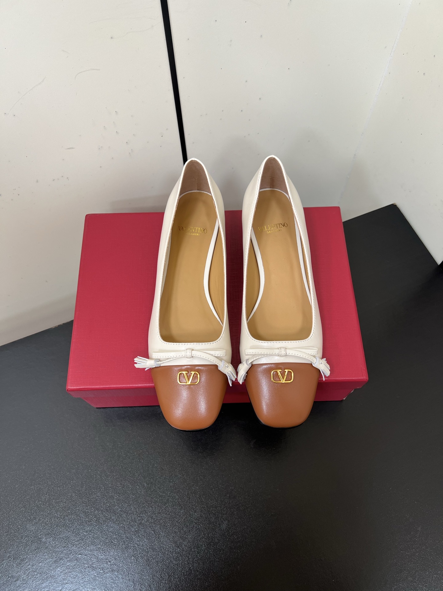 Bagsaaa Va1e*ntin0 Valet Du Roi Kidskin Ballerina White & Brown - 25Mm