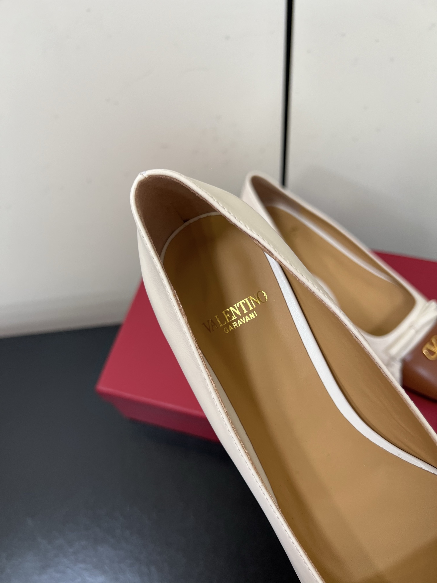 Bagsaaa Va1e*ntin0 Valet Du Roi Kidskin Ballerina White & Brown - 25Mm