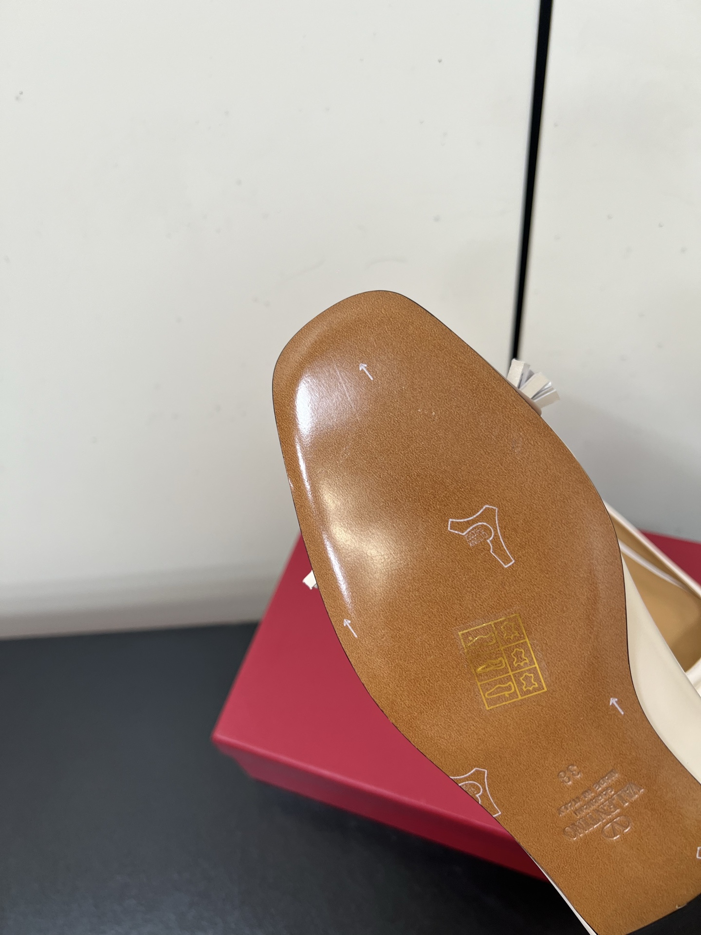 Bagsaaa Va1e*ntin0 Valet Du Roi Kidskin Ballerina White & Brown - 25Mm