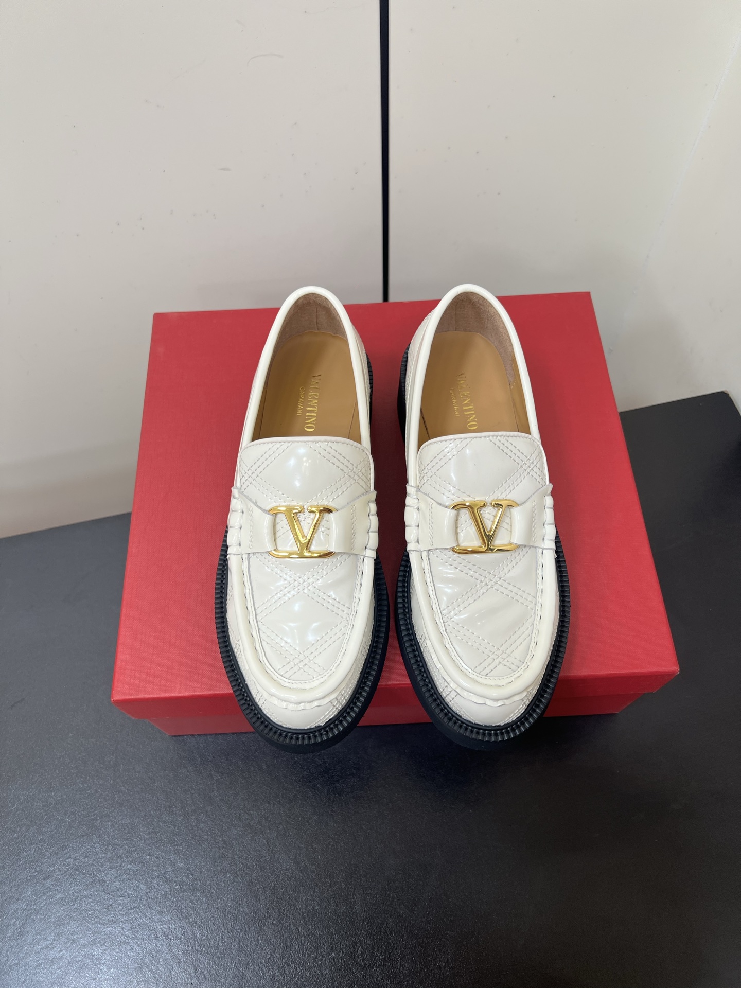 Bagsaaa Va1e*ntin0 Garavani VLogo Signature loafers white
