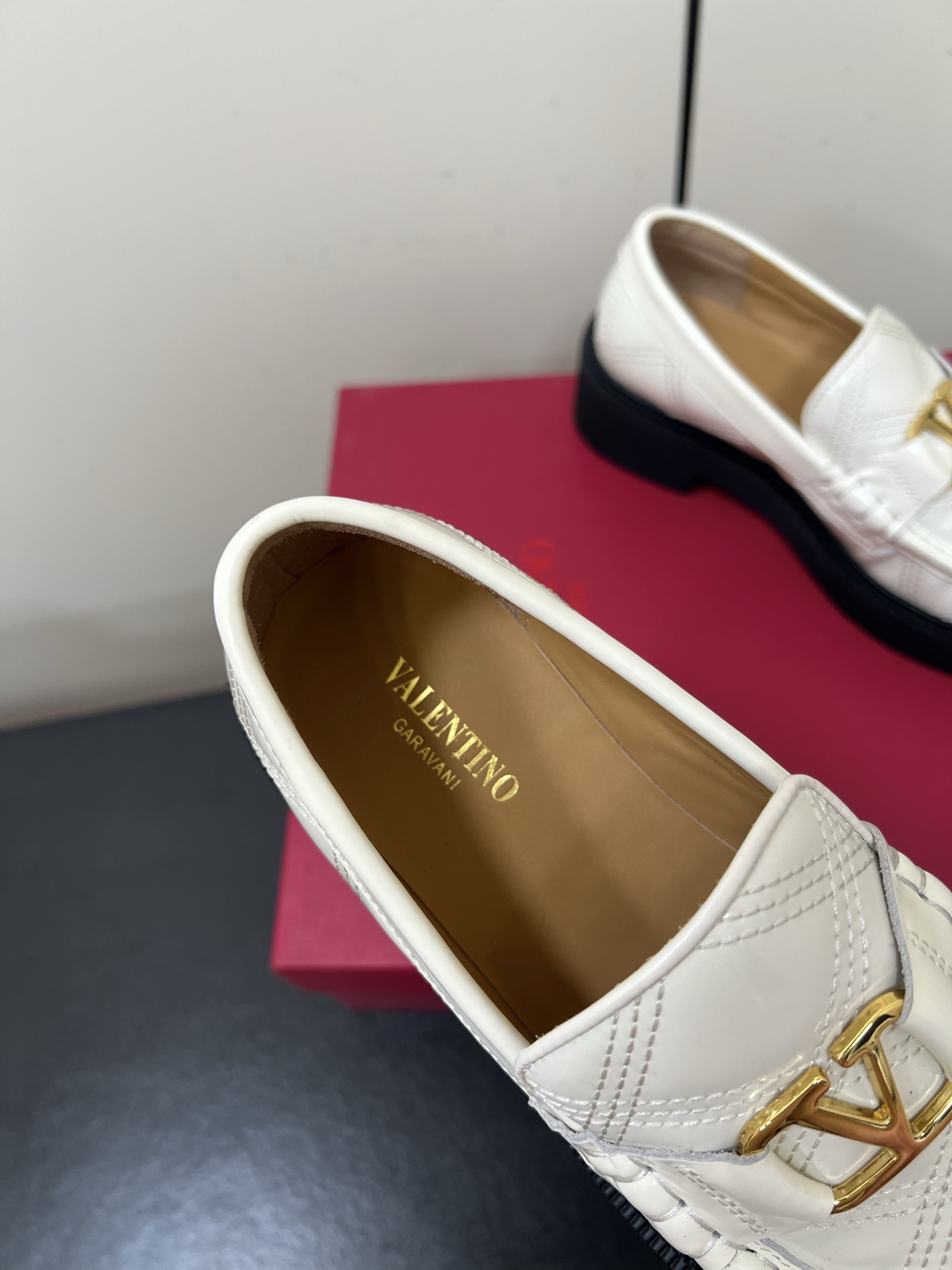 Bagsaaa Va1e*ntin0 Garavani VLogo Signature loafers white