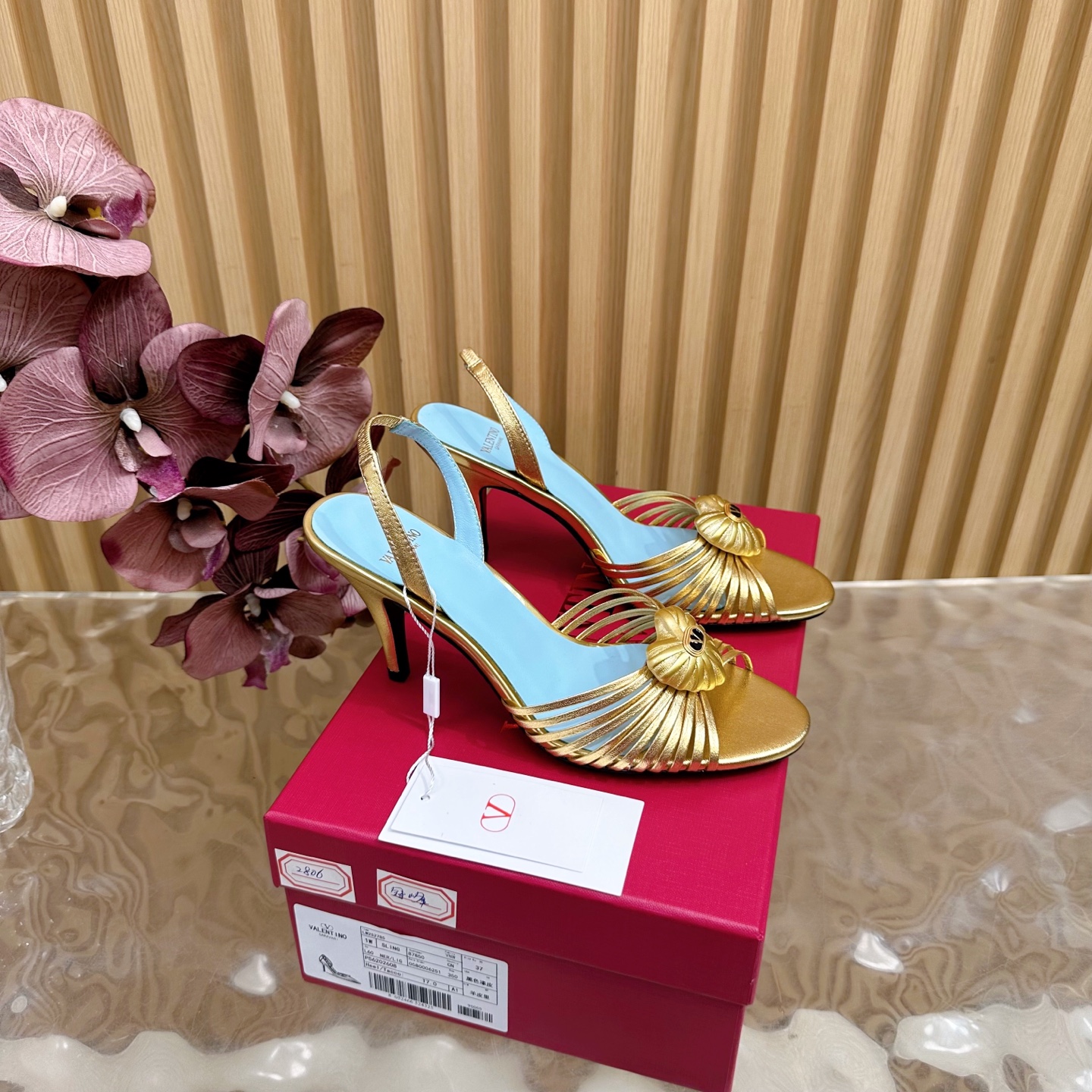 Bagsaaa Va1e*ntin0 Royal Sandal In Laminated Nappa Gold - 8.5cm