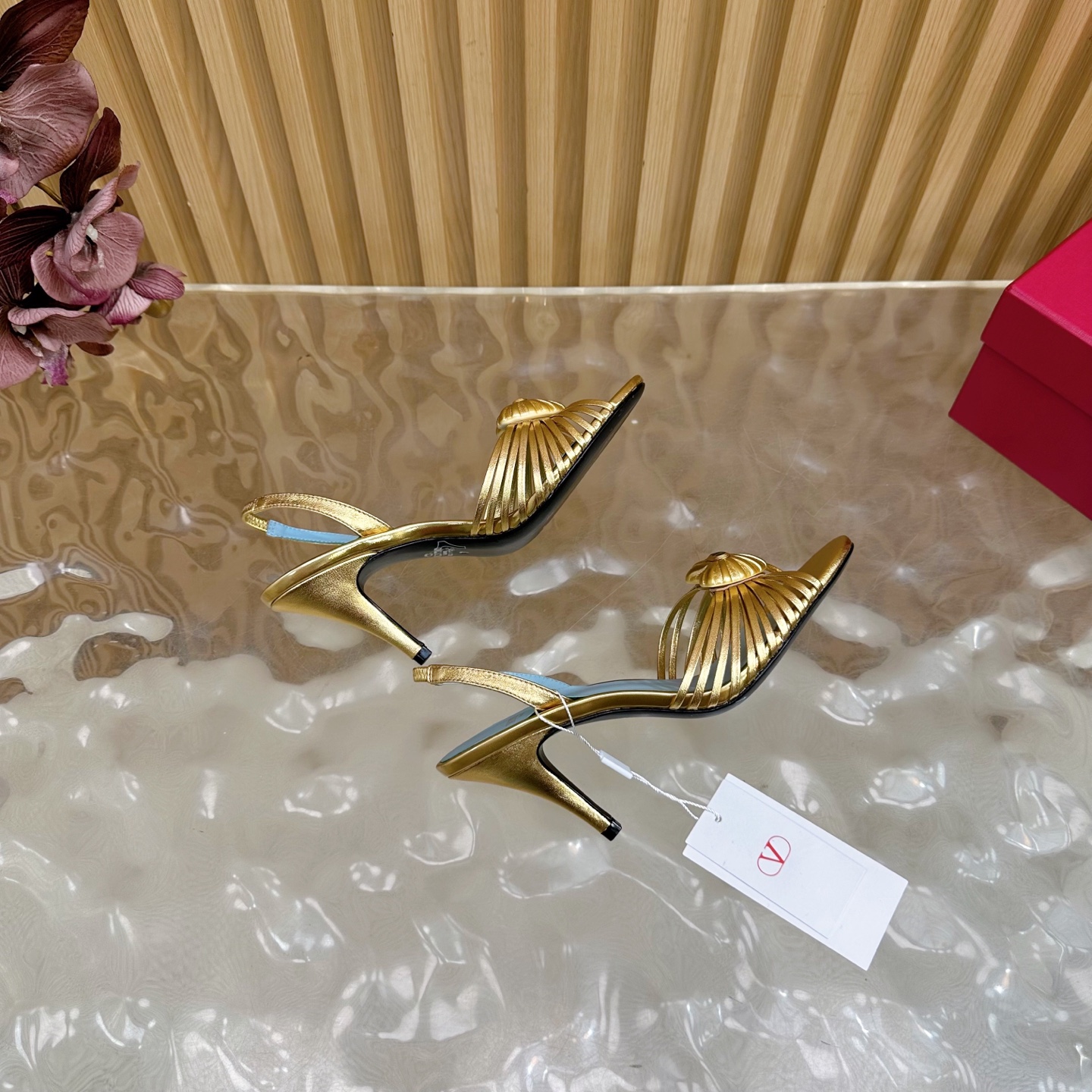 Bagsaaa Va1e*ntin0 Royal Sandal In Laminated Nappa Gold - 8.5cm