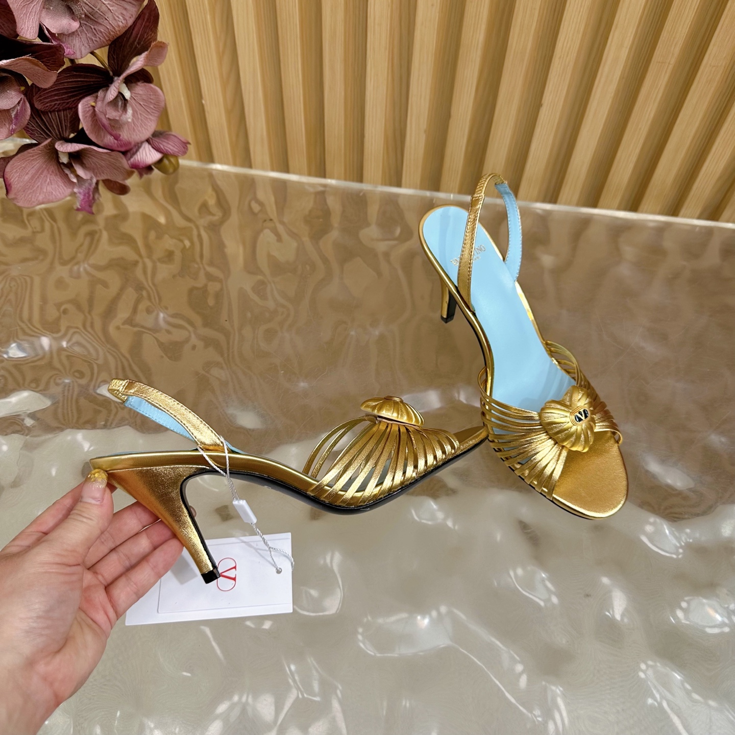 Bagsaaa Va1e*ntin0 Royal Sandal In Laminated Nappa Gold - 8.5cm