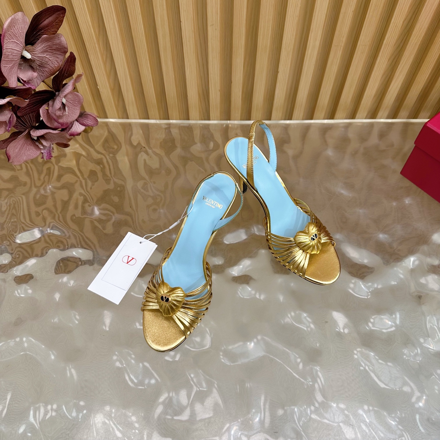 Bagsaaa Va1e*ntin0 Royal Sandal In Laminated Nappa Gold - 8.5cm