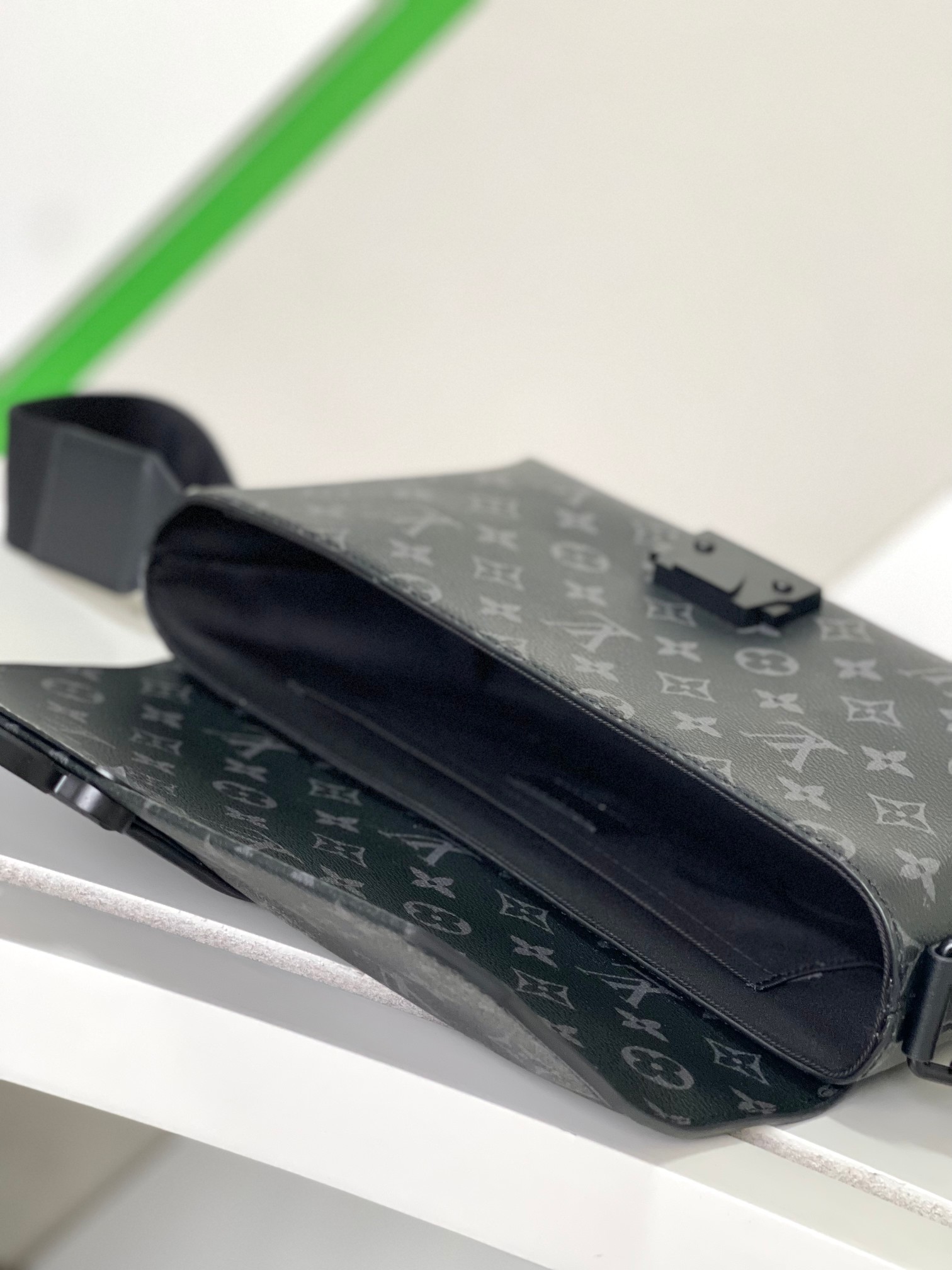 Bagsaaa LV M46794 S-Cape Messenger Monogram Eclipse - 28cm
