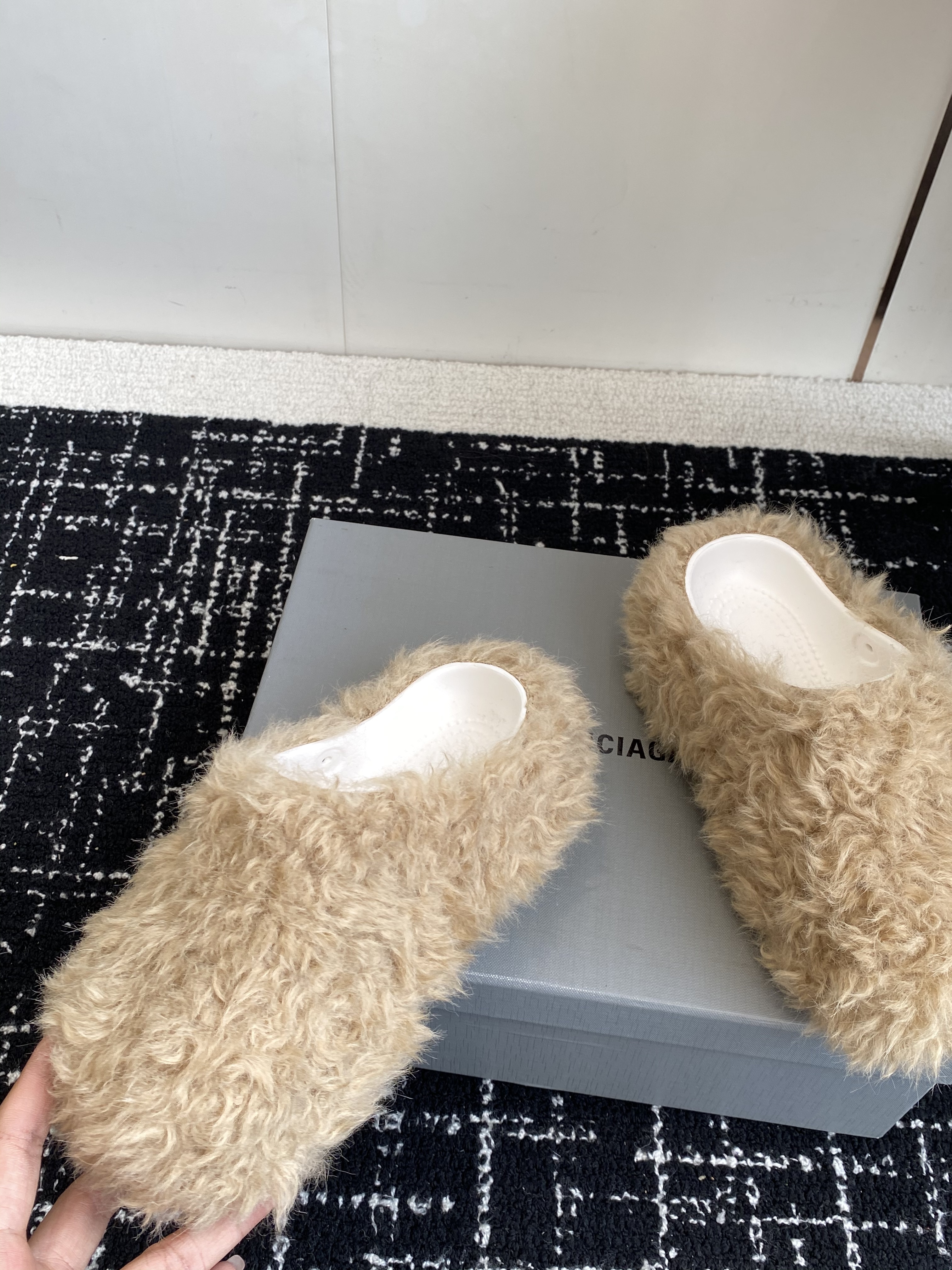 Bagsaaa Ba1en*iaga Faux Fur Mule Cr0c5 Slippers beige