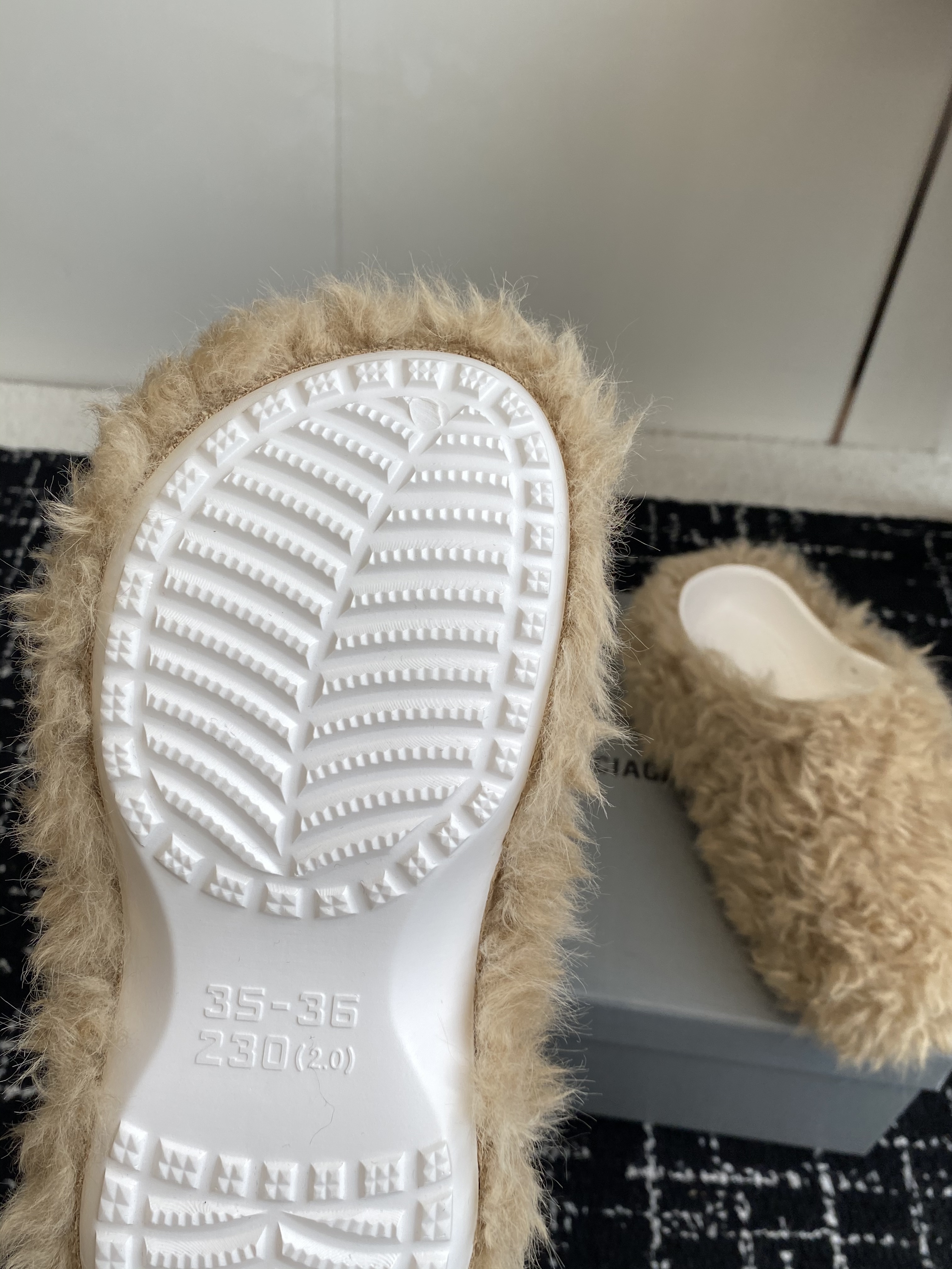 Bagsaaa Ba1en*iaga Faux Fur Mule Cr0c5 Slippers beige
