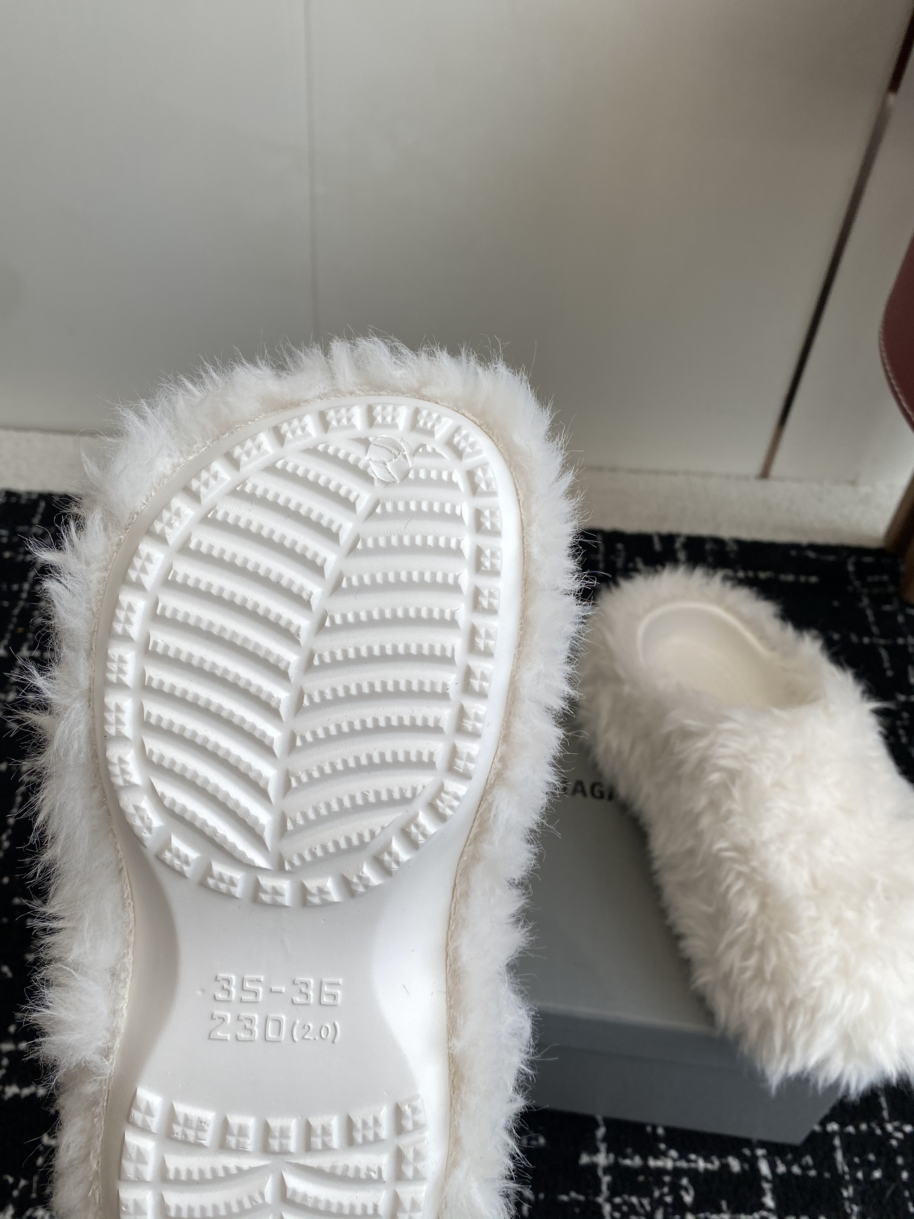 Bagsaaa Ba1en*iaga Faux Fur Mule Cr0c5 Slippers white