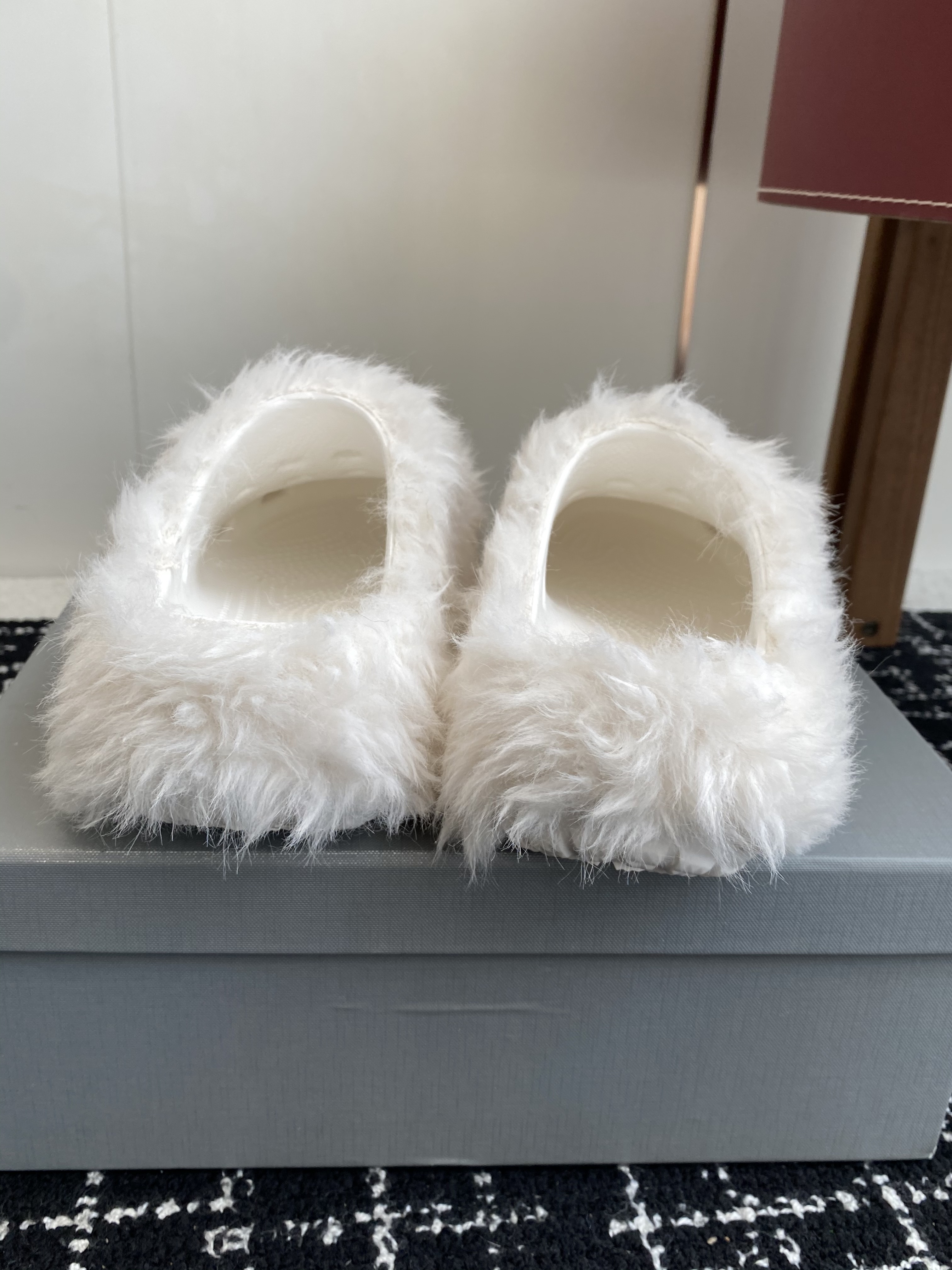 Bagsaaa Ba1en*iaga Faux Fur Mule Cr0c5 Slippers white