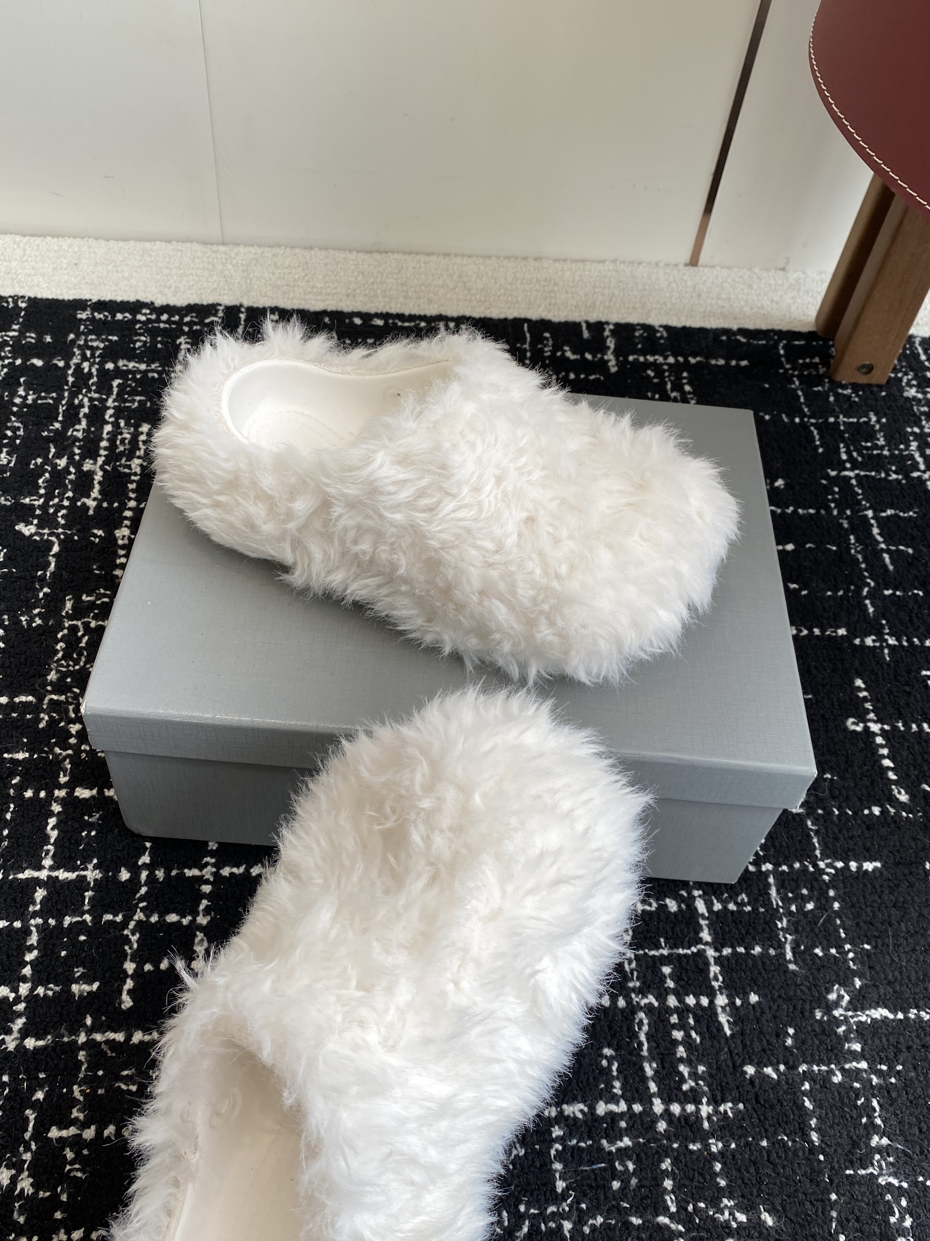 Bagsaaa Ba1en*iaga Faux Fur Mule Cr0c5 Slippers white