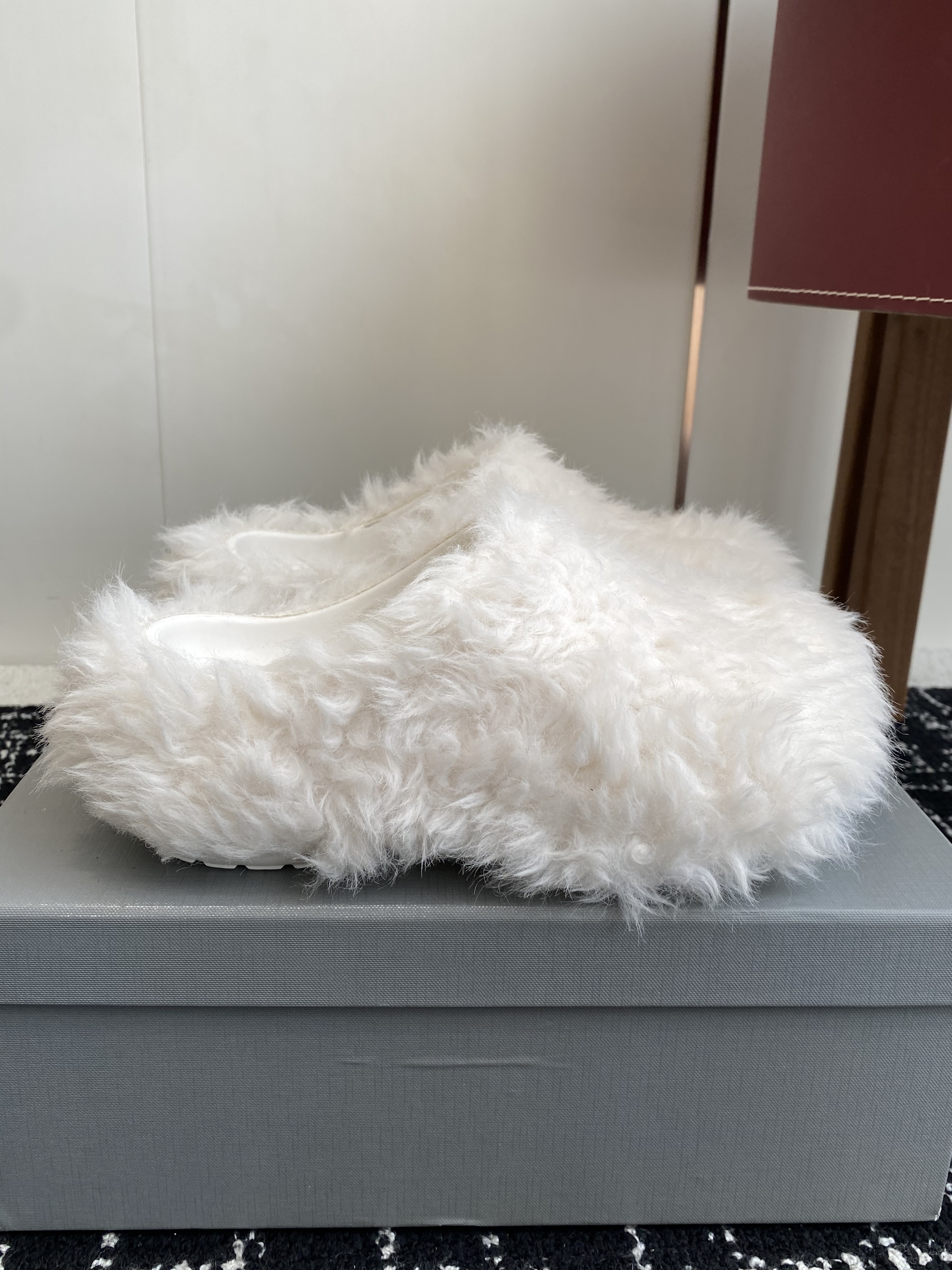 Bagsaaa Ba1en*iaga Faux Fur Mule Cr0c5 Slippers white