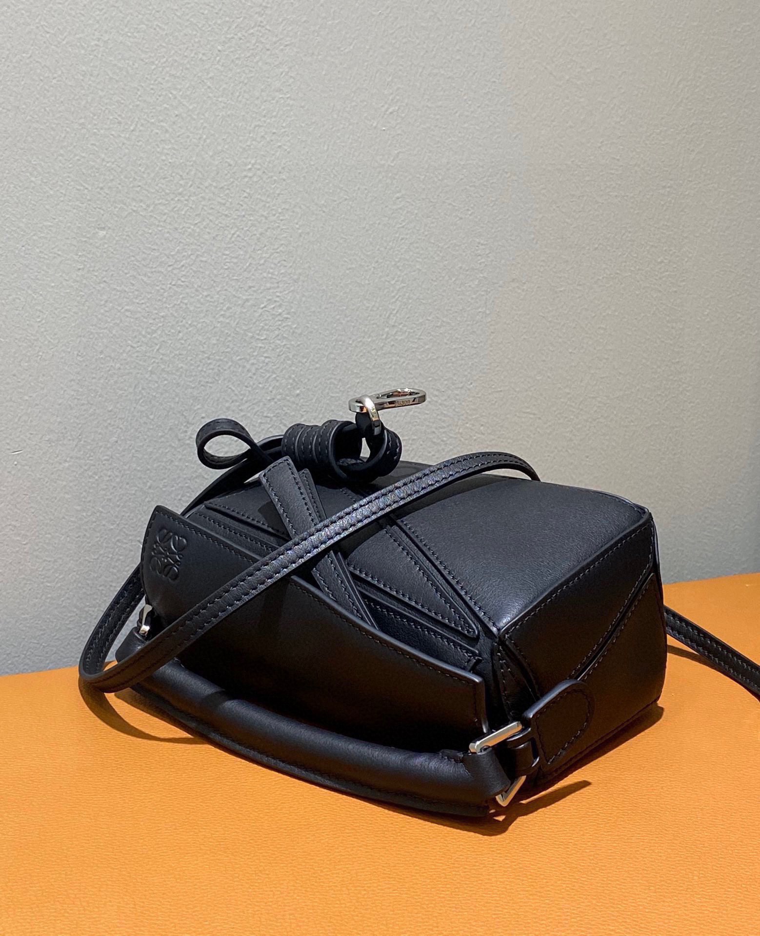 Bagsaaa L0ew* Mini Puzzle Black - 18cm