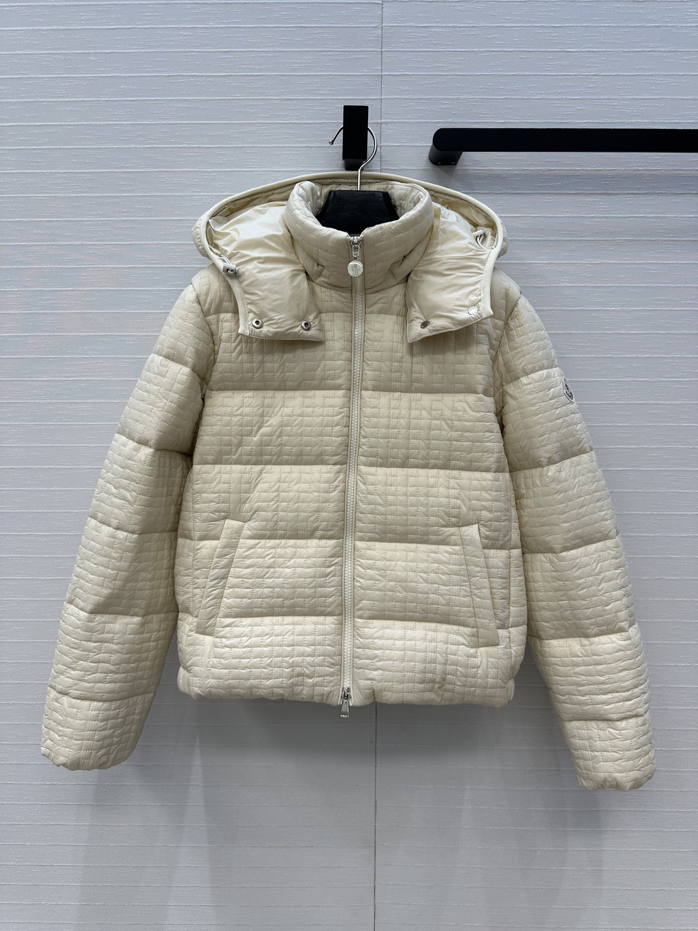 Bagsaaa Moncler Gisors down jacket off-white