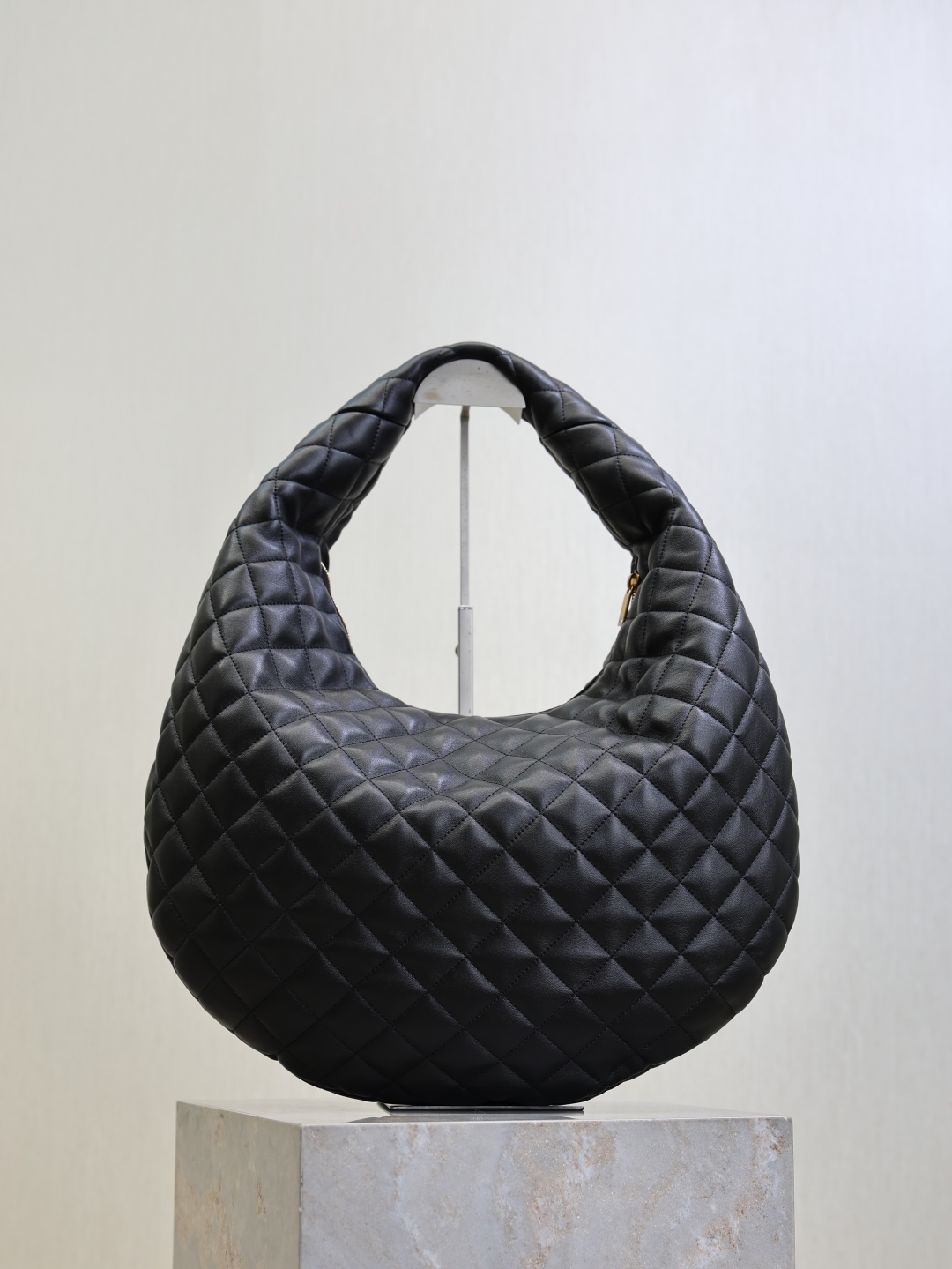 Bagsaaa Y51 ICARE hobo in quilted nappa 858160 black - 30/47cm