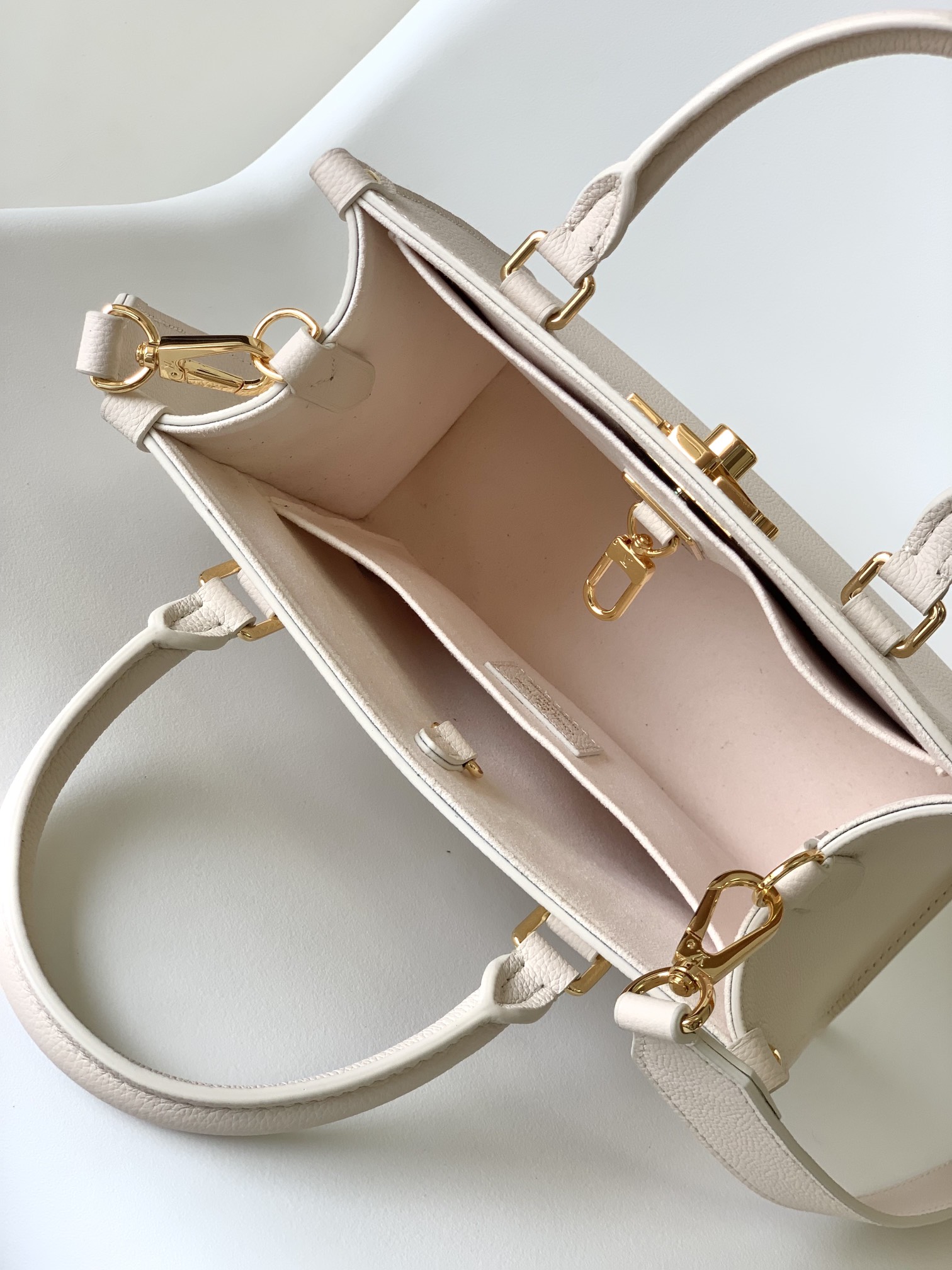 Bagsaaa M23637 Lock & Go Quartz color - 24.5cm