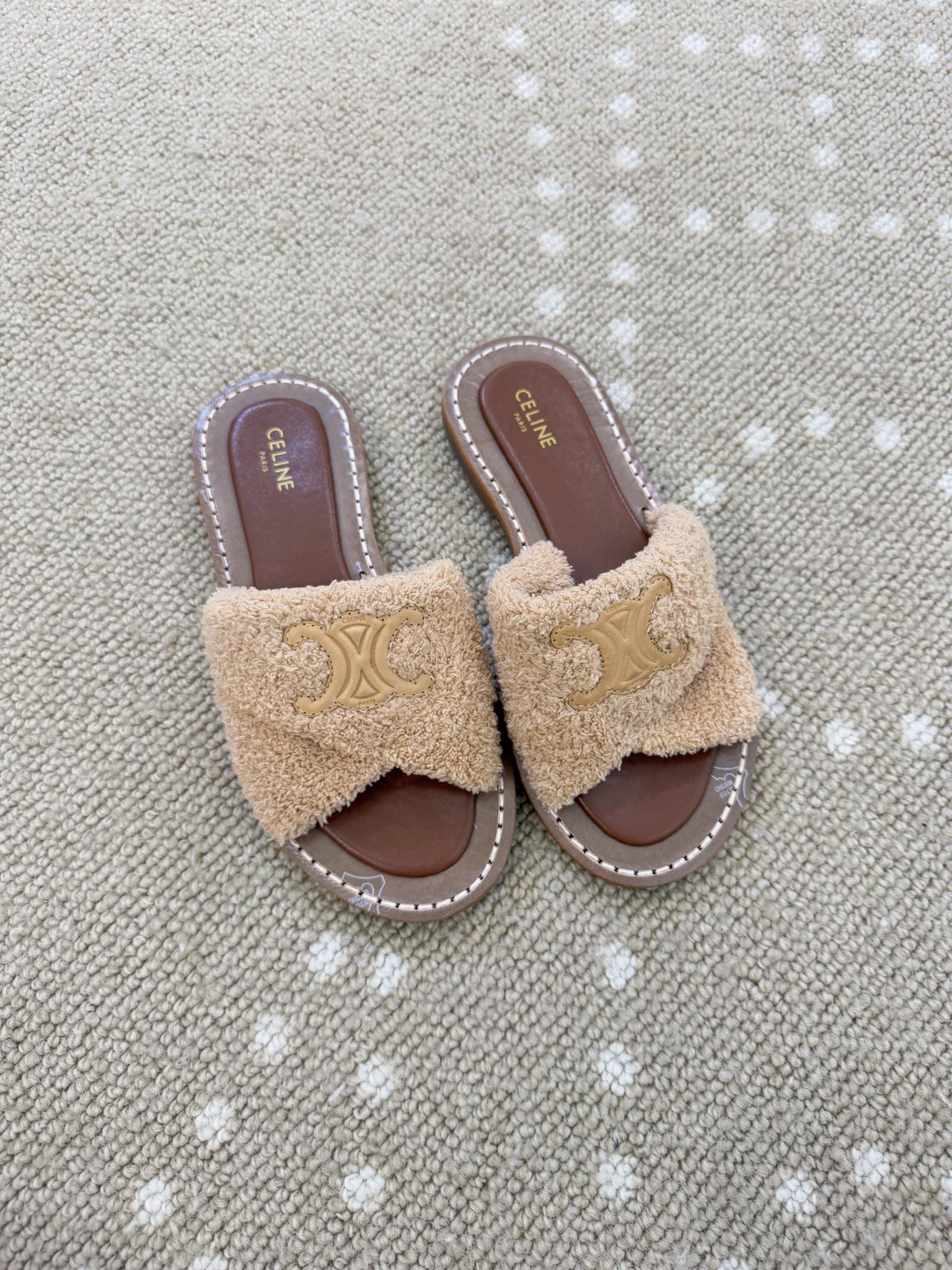 Bagsaaa Ce1i*e Lympia Twisted Sandal In Sponge Fabric beige
