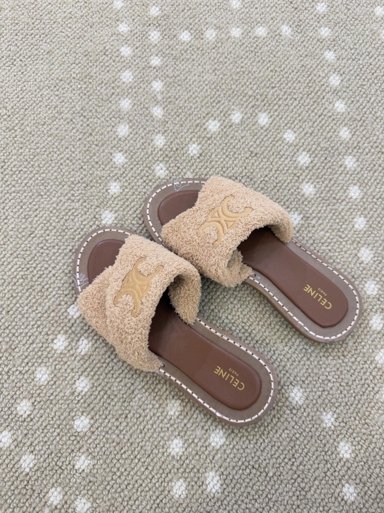 Bagsaaa Ce1i*e Lympia Twisted Sandal In Sponge Fabric beige