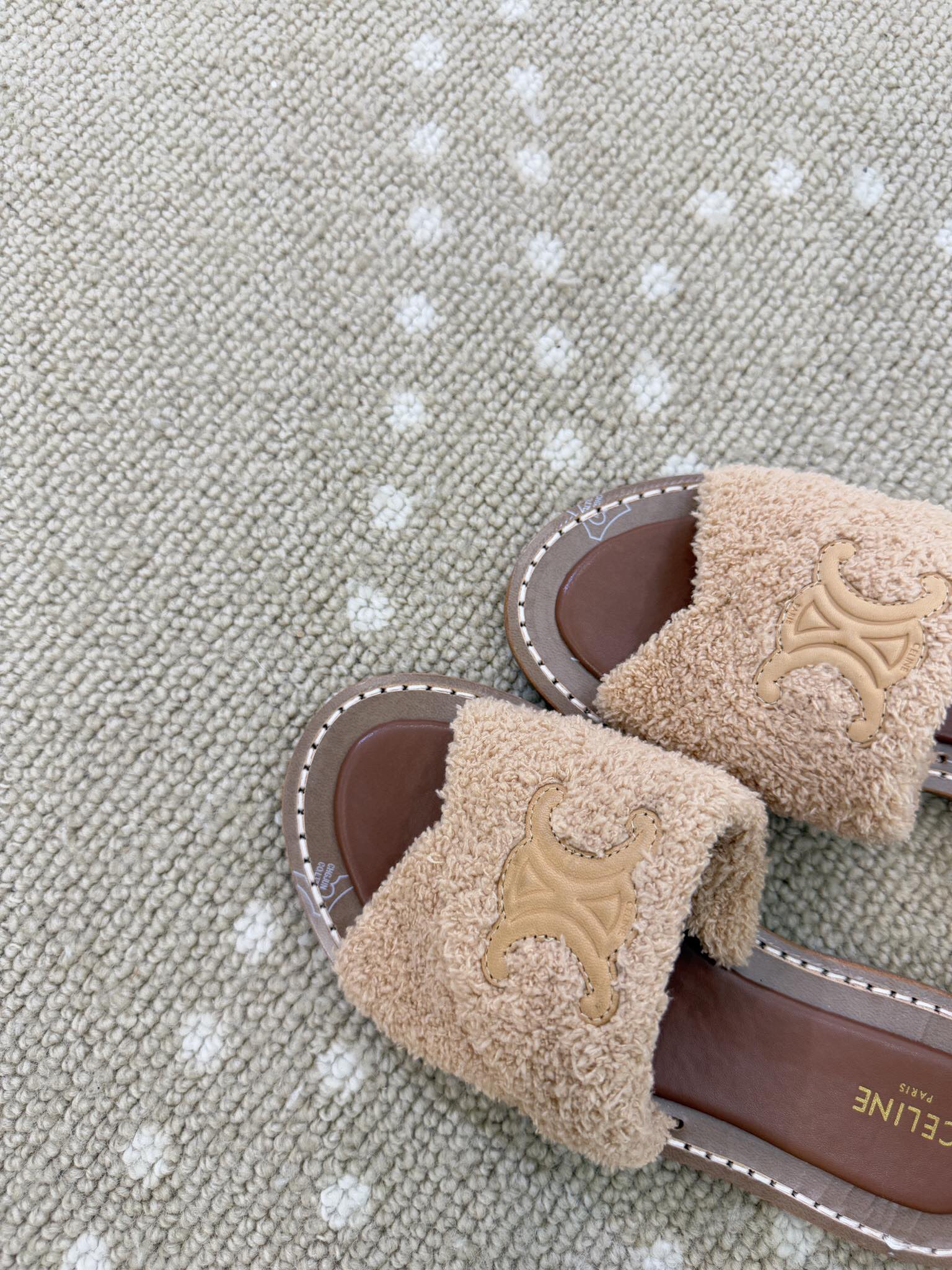 Bagsaaa Ce1i*e Lympia Twisted Sandal In Sponge Fabric beige
