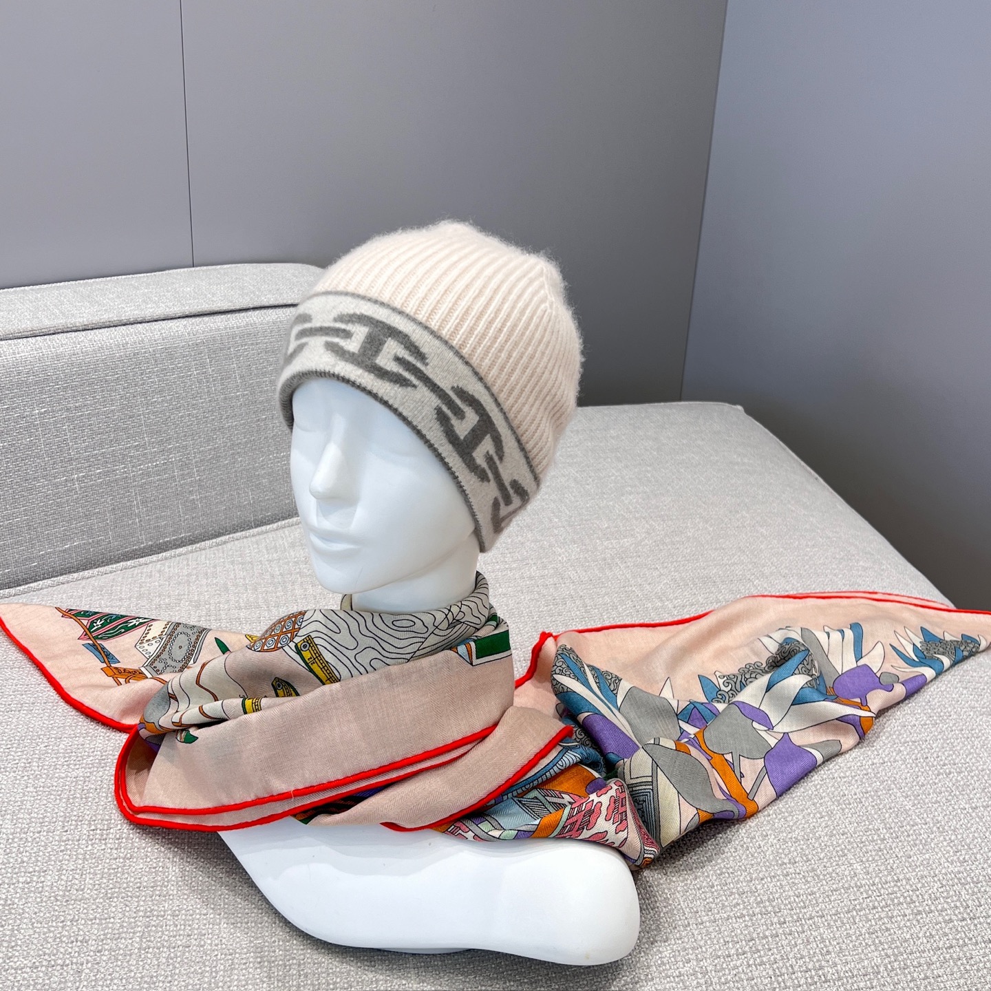 Bagsaaa H**me5 Scarf - 136x137cm